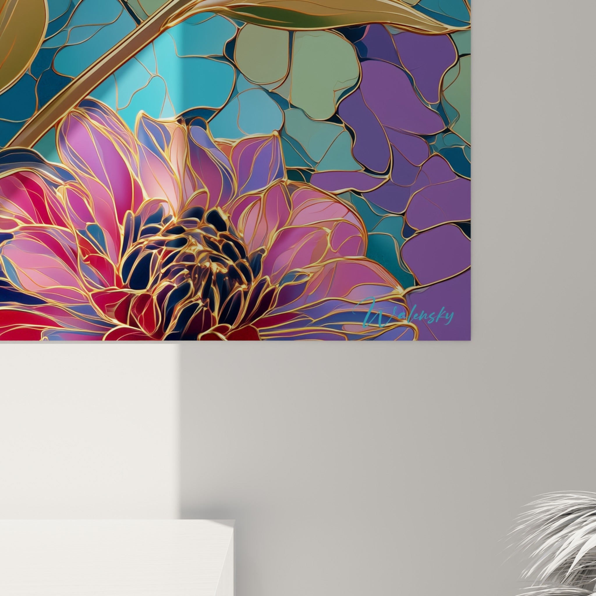 Pétales dorés et bordeaux du dahlia se fondant dans un fond bleu turquoise fragmenté, effet vitrail