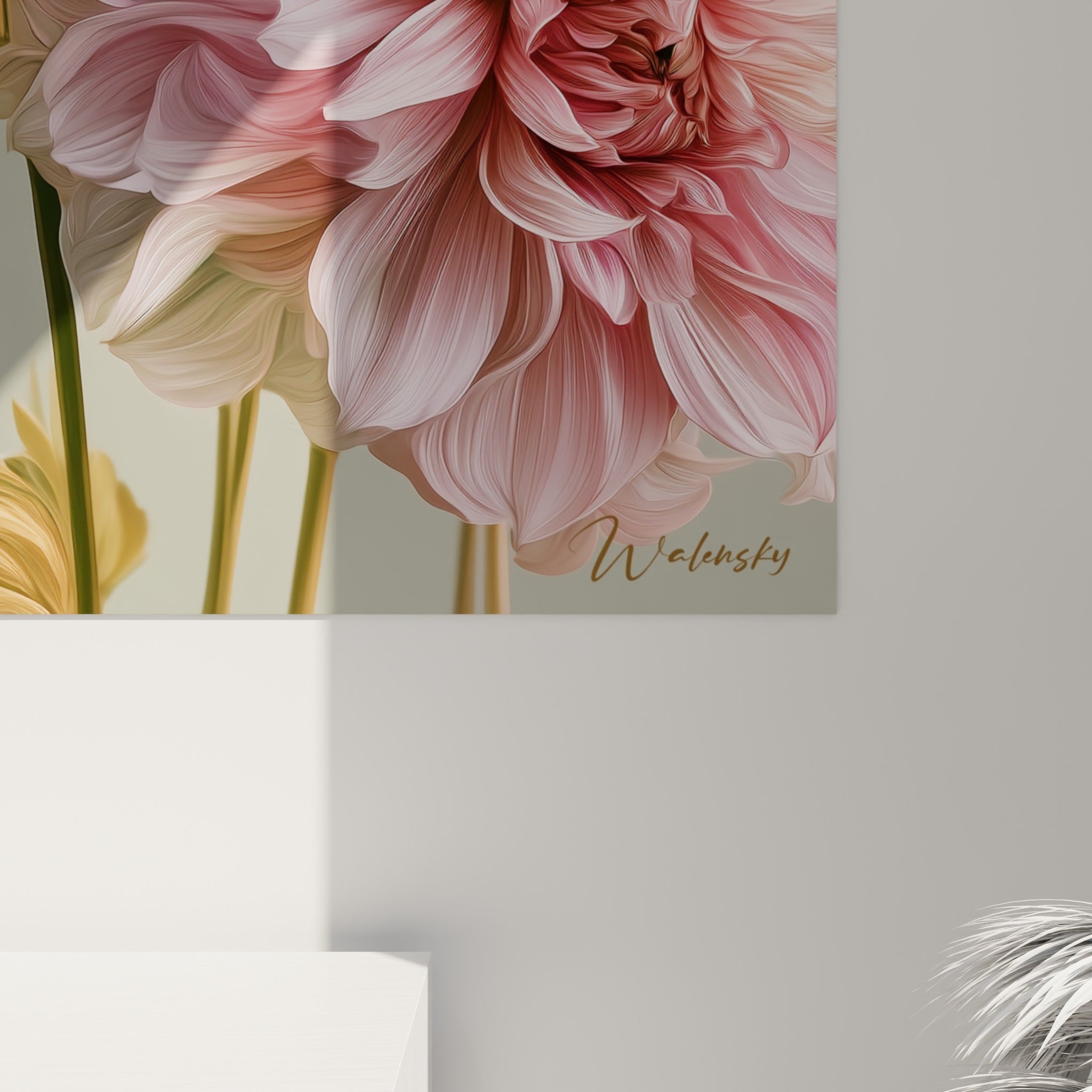 Pétales de dahlia rose et doré finement détaillés, grain lisse révélant la matière de l'impression