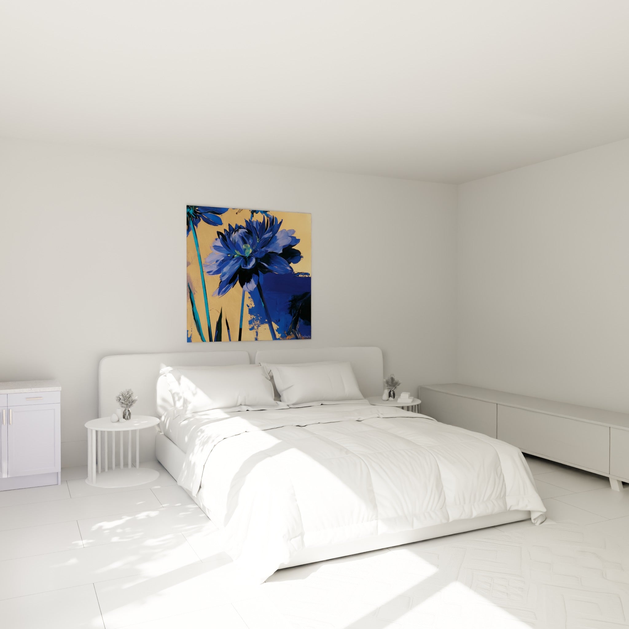 Fleur bleu indigo et cœur vert pâle accrochée au-dessus d'un lit dans une chambre claire