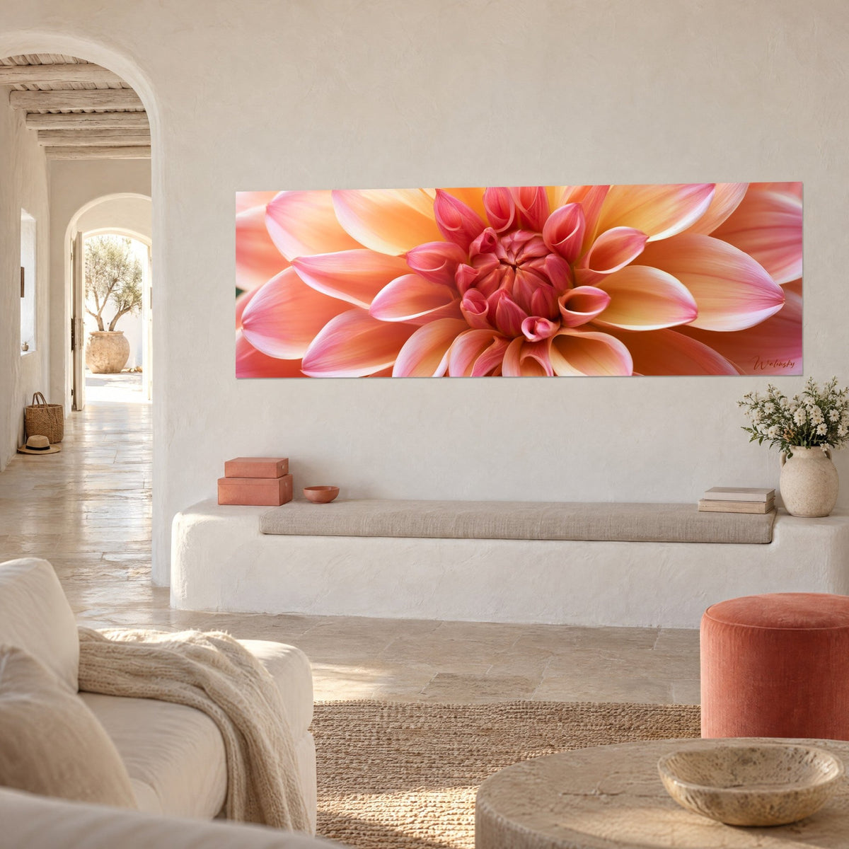 Quadro fiore panoramico dai petali albicocca e fucsia, vista a tre quarti su una parete imbiancata, panca in pietra