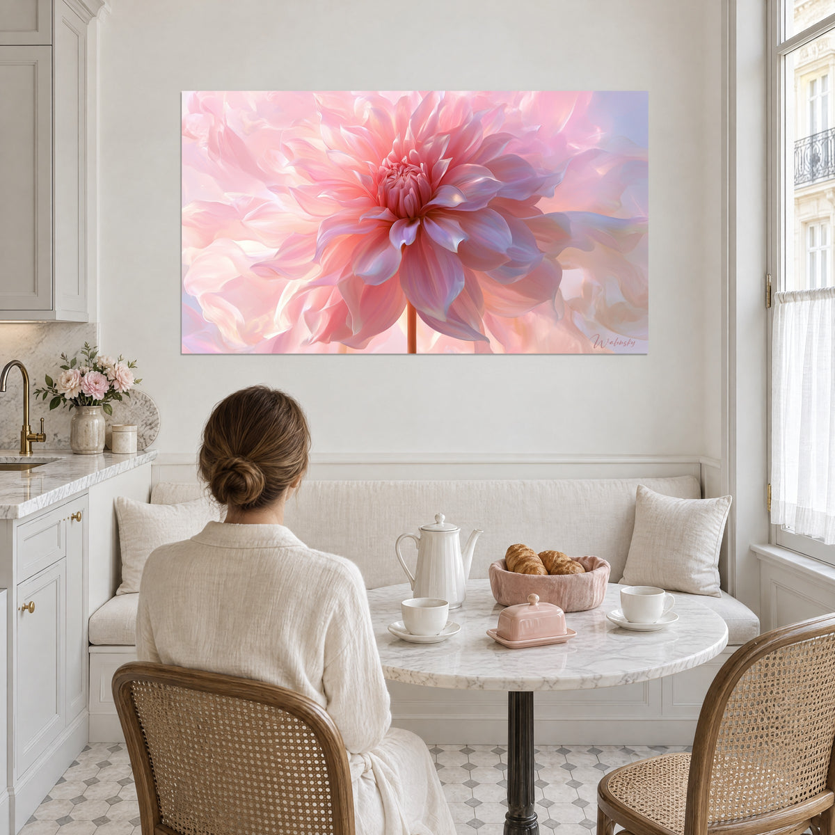 Schilderij met zachtroze en mauve bloemblaadjes die golven rond een koraalkleurig hart, aan een witte muur boven een crèmekleurige bank
