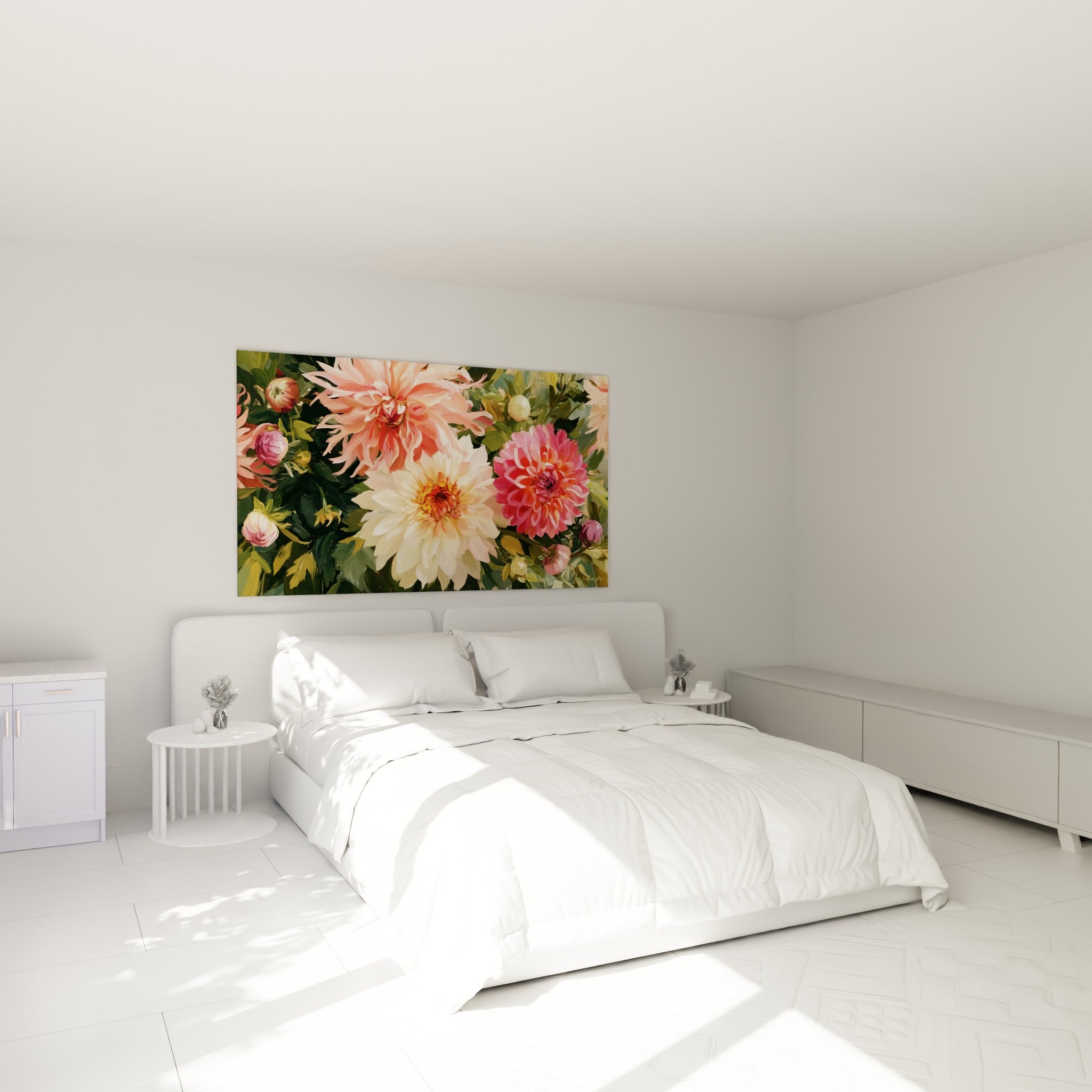 Bouquet de dahlias roses et crème aux pétales généreux, accroché au-dessus d'un lit dans une chambre claire