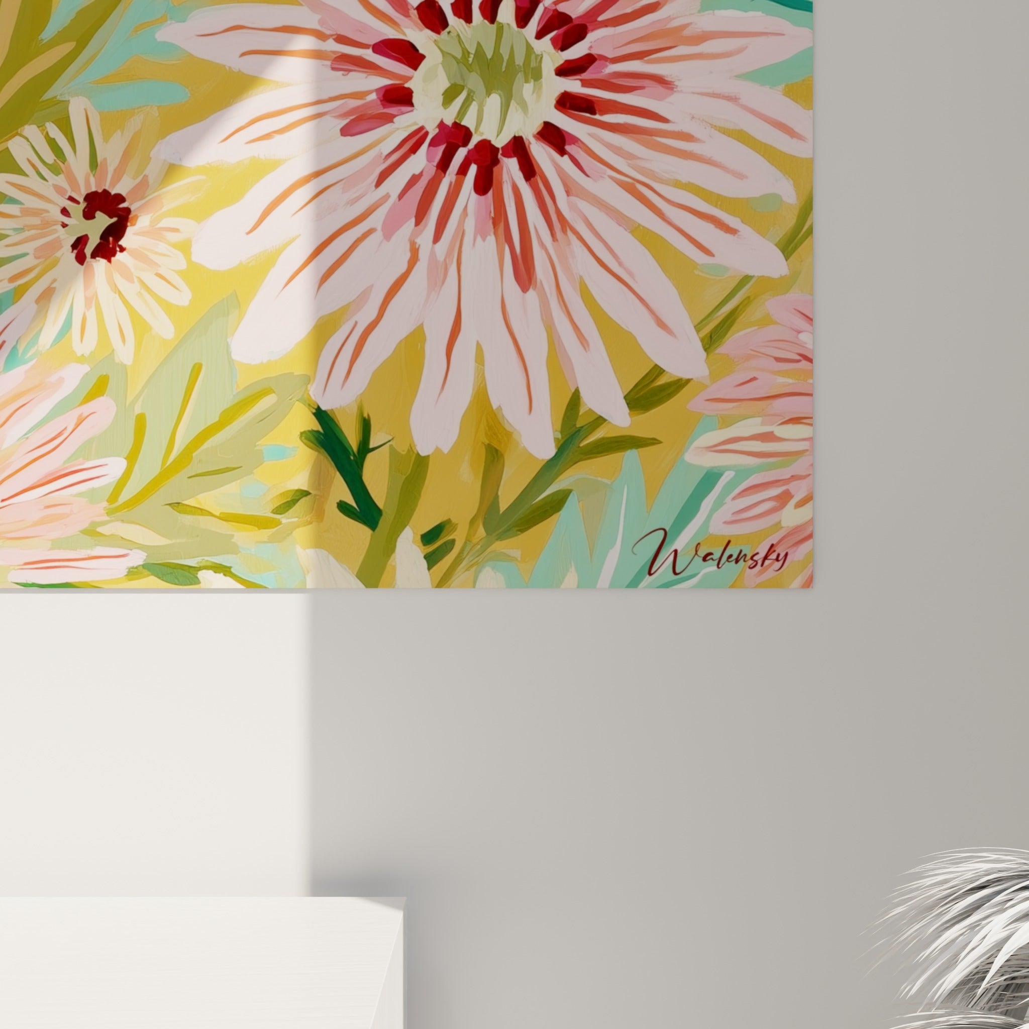 Pétales de dahlias en gros plan, touches peintes rose et pêche, texture riche sur fond doré
