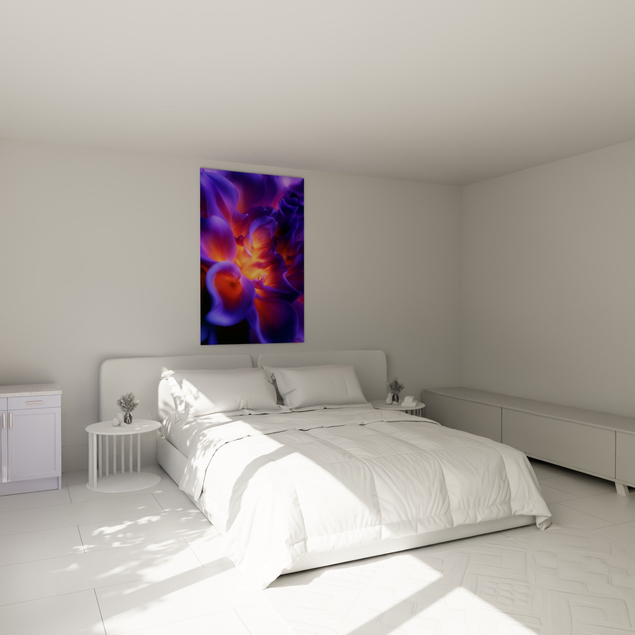 Fleur violette et orange saisie en gros plan, accrochée au-dessus d'un lit dans une chambre claire