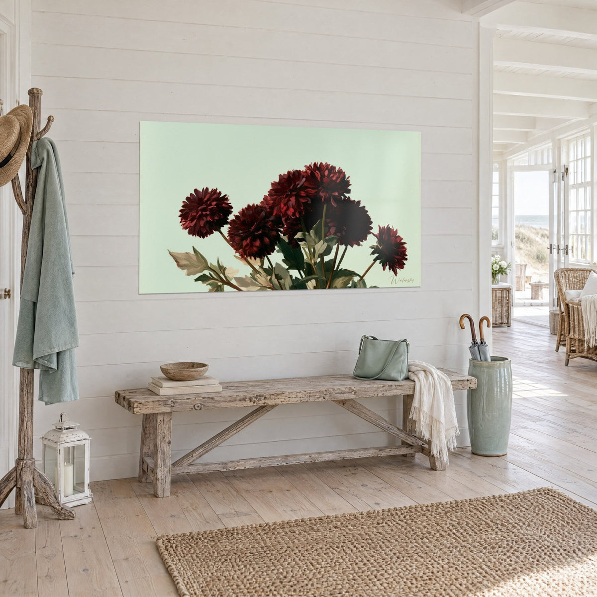Tableau bouquet de fleurs grenat aux pétales serrés, ciel vert pâle, mur blanc lambrissé et banc rustique en bois