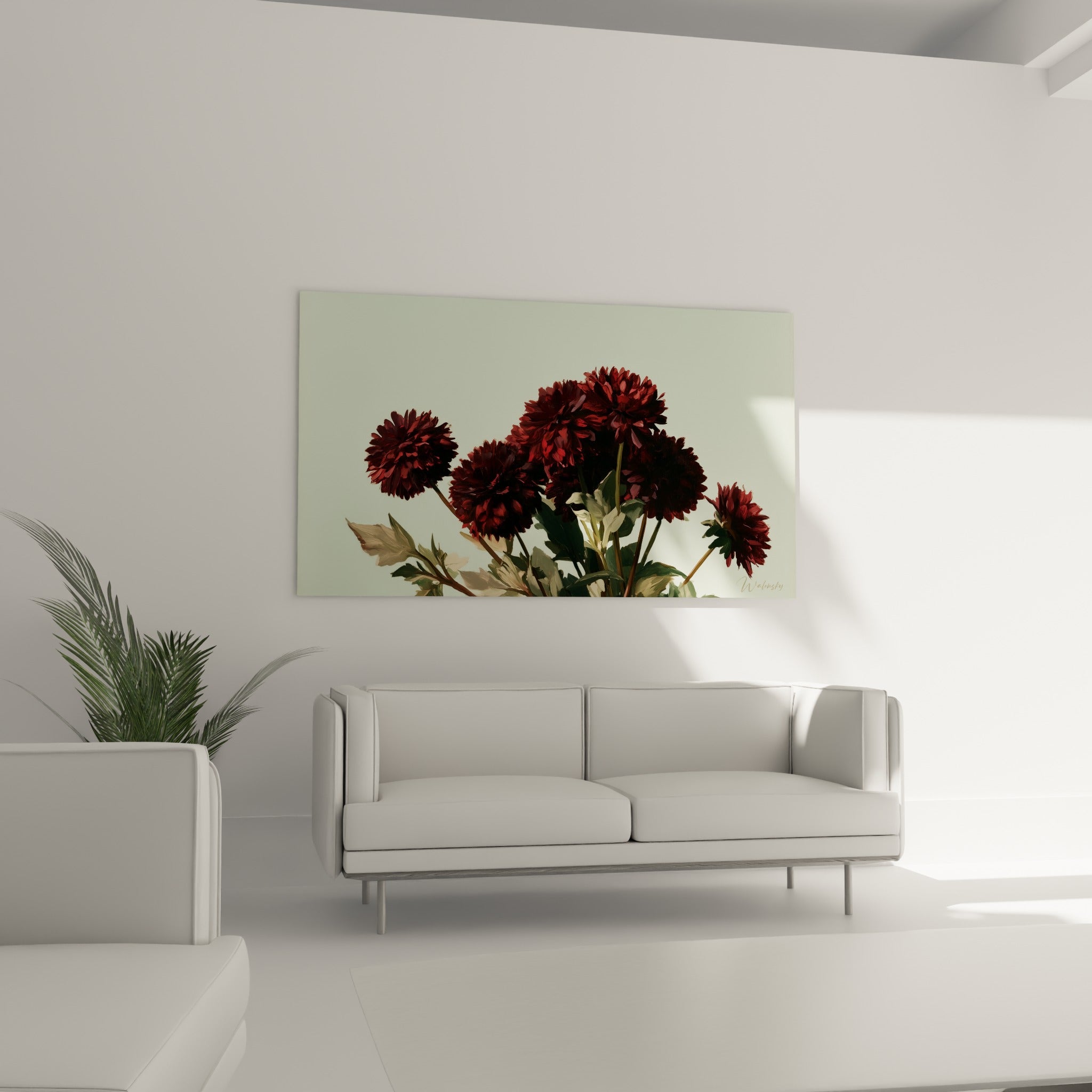 Fleurs de dahlia bordeaux et feuillage beige suspendues au-dessus d'un canapé dans un salon lumineux