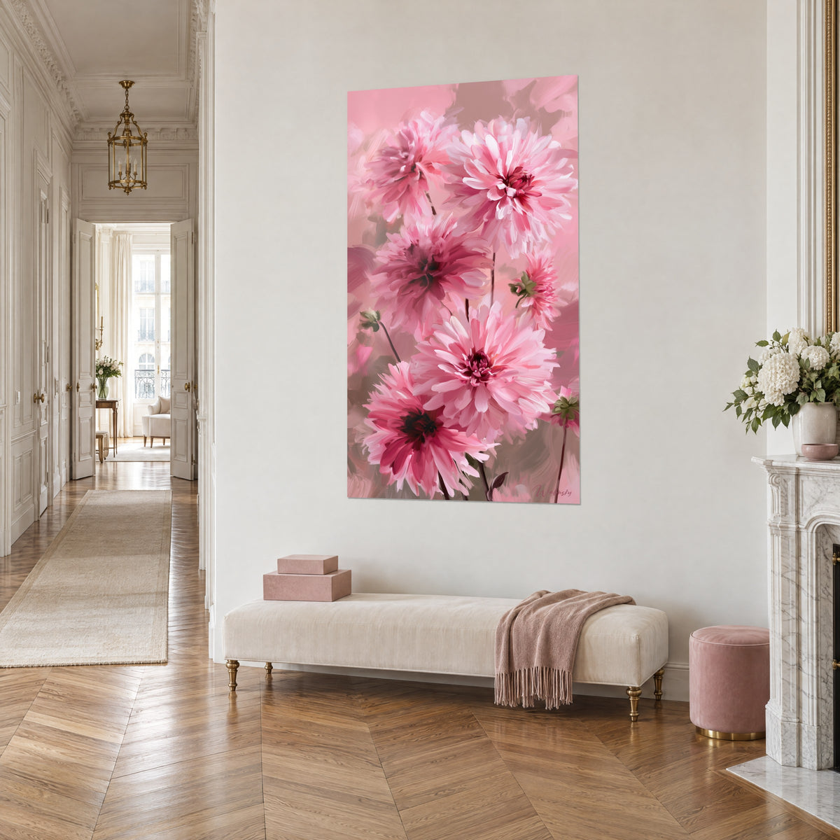 Quadro fiori di dalia dai petali affusolati rosa cipria e fucsia, di fronte a una panca color crema e a un parquet a spina di pesce in stile haussmanniano