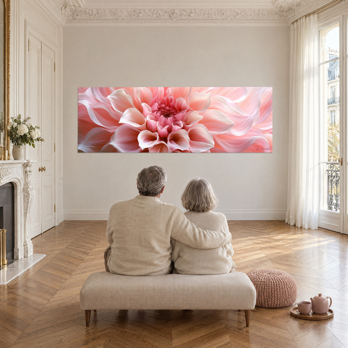 Gemälde große florale Puschel-Blüte in Lachsrosa und cremigem Weiß, karminroter Kern, älteres Paar von hinten auf einer Sitzbank, Altbau-Salon