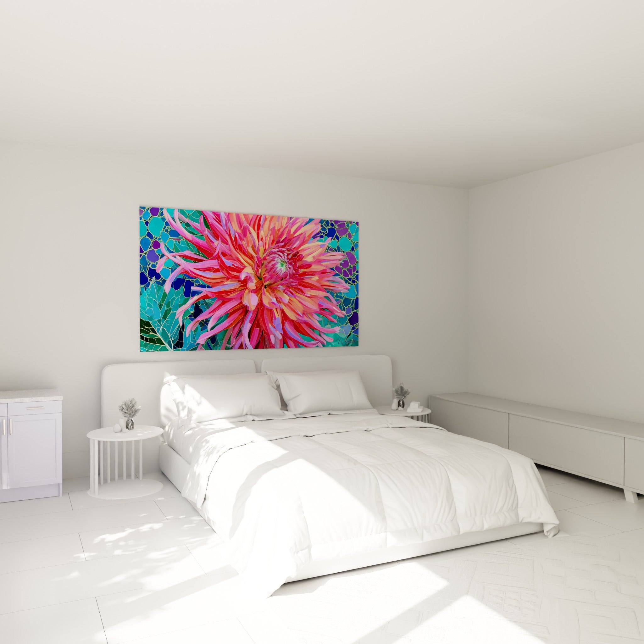 Fleur dahlia rose et bleu marine peinte en facettes, accrochée au-dessus d'un lit dans une chambre claire