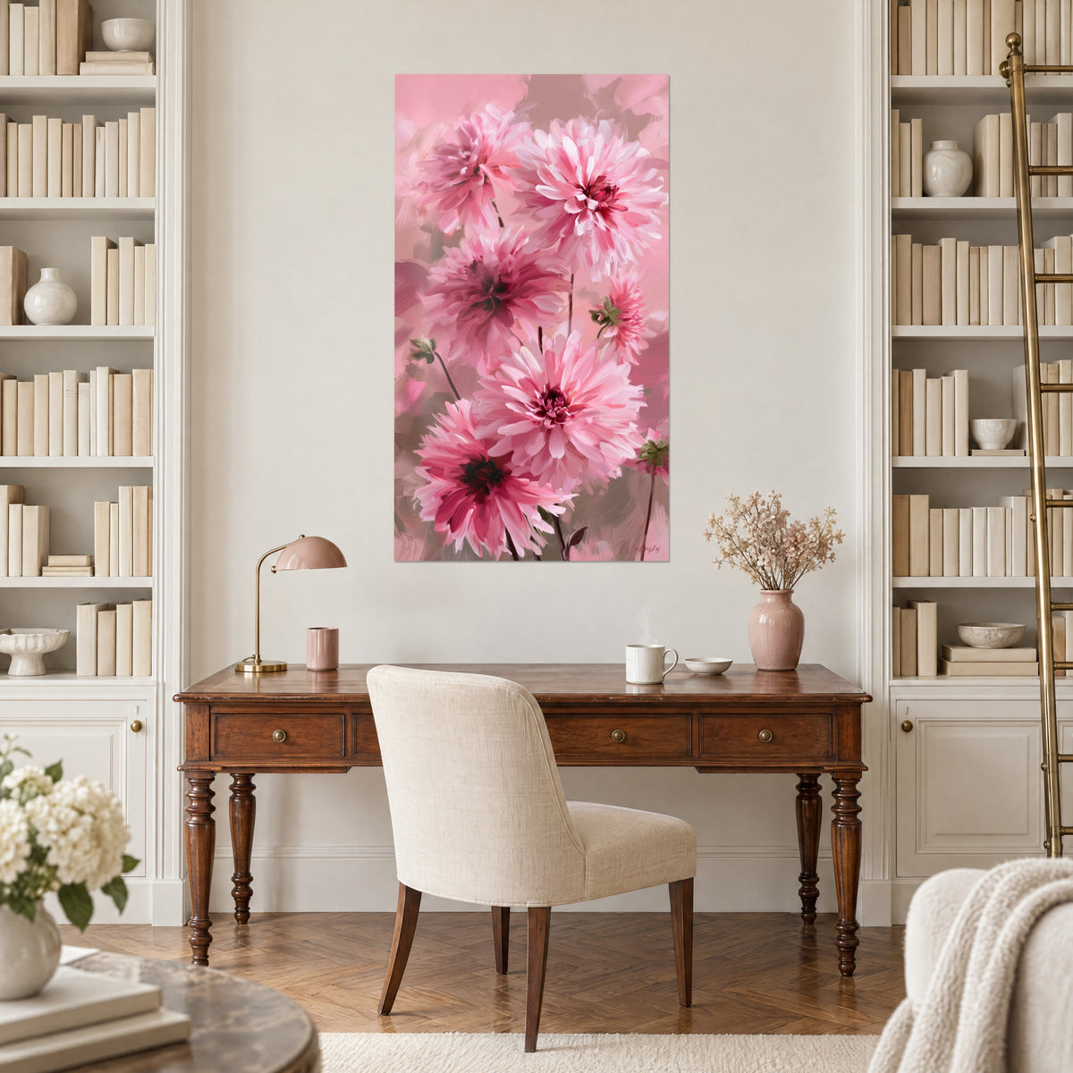 Quadro peonie-dalie rosa con cuori bordeaux e steli verde oliva, tra due librerie bianche, sopra una scrivania in legno