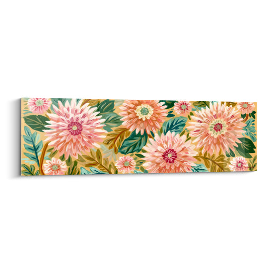 Dahlias roses et pêche épanouis sur fond ocre doré, feuillages verts sauge en arrière-plan