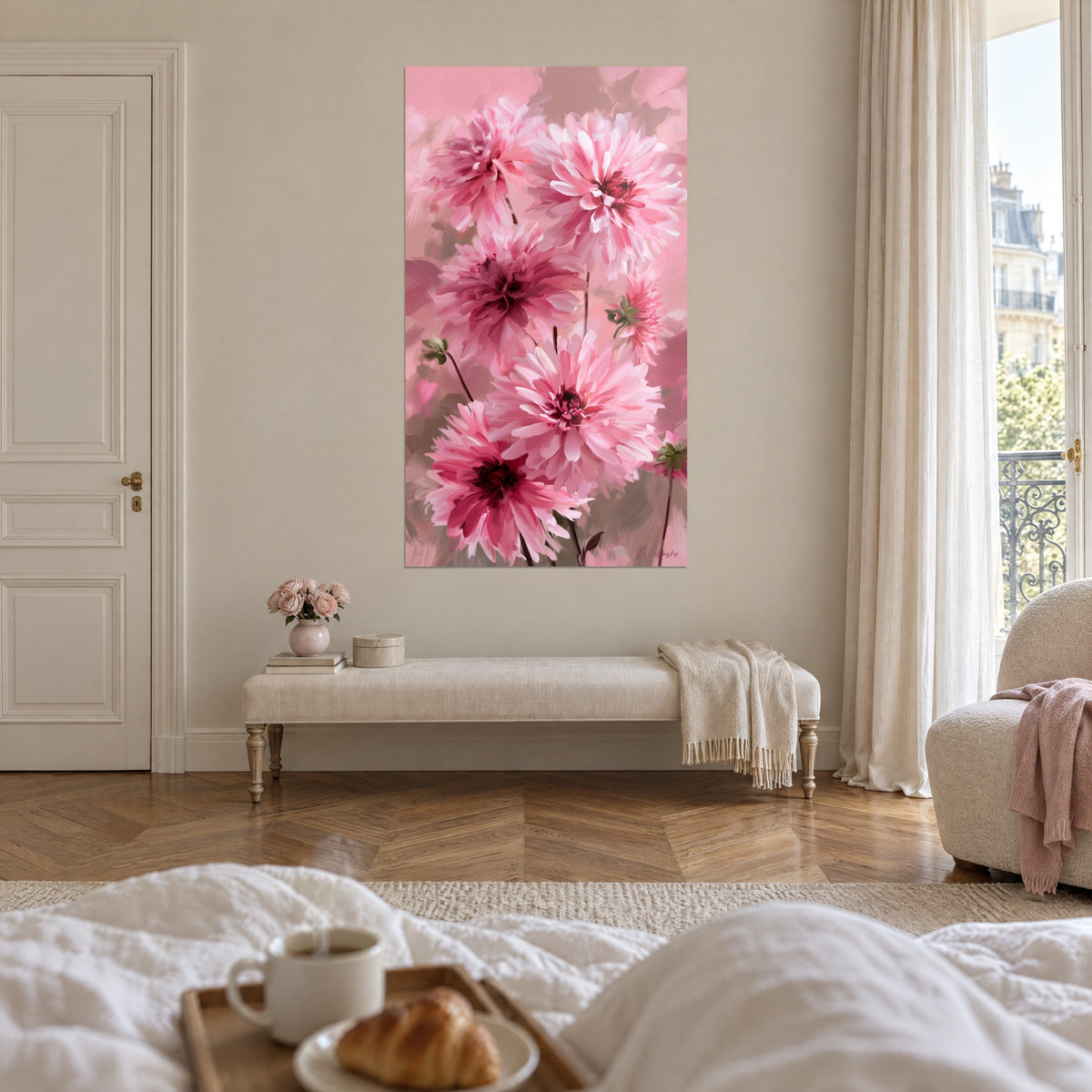 Quadro bouquet di dalie rosa e viola dipinte a pennello su fondo malva grigiastro, sopra un letto in una camera luminosa