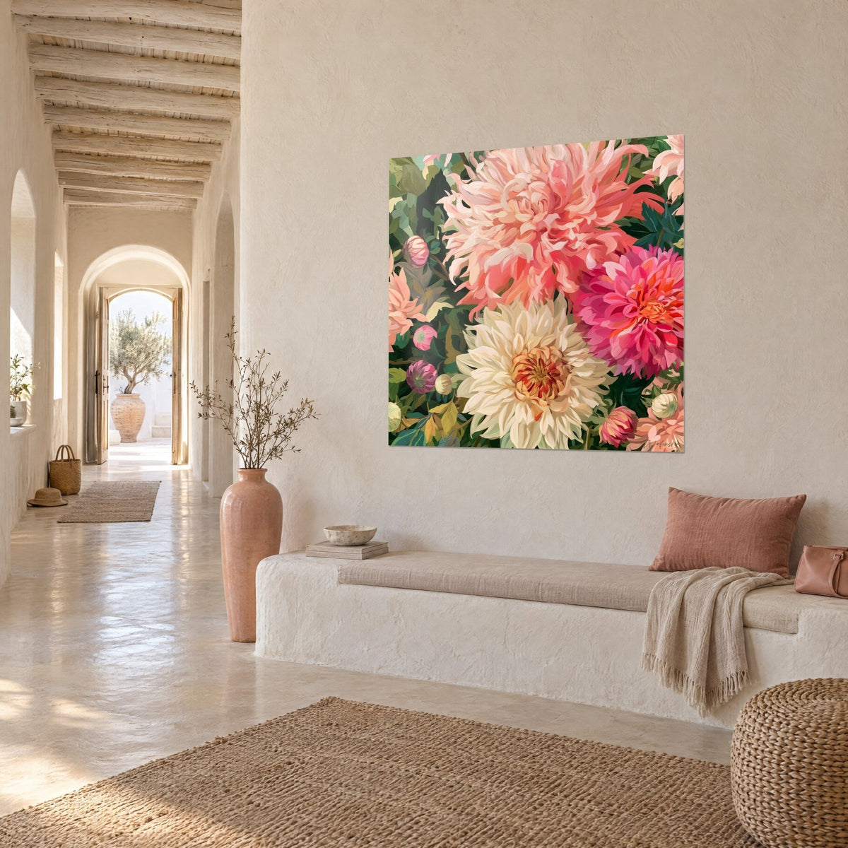 Tableau bouquet de dahlias rose vif et feuillage vert sombre sur mur beige, couloir voûté d'une maison méditerranéenne