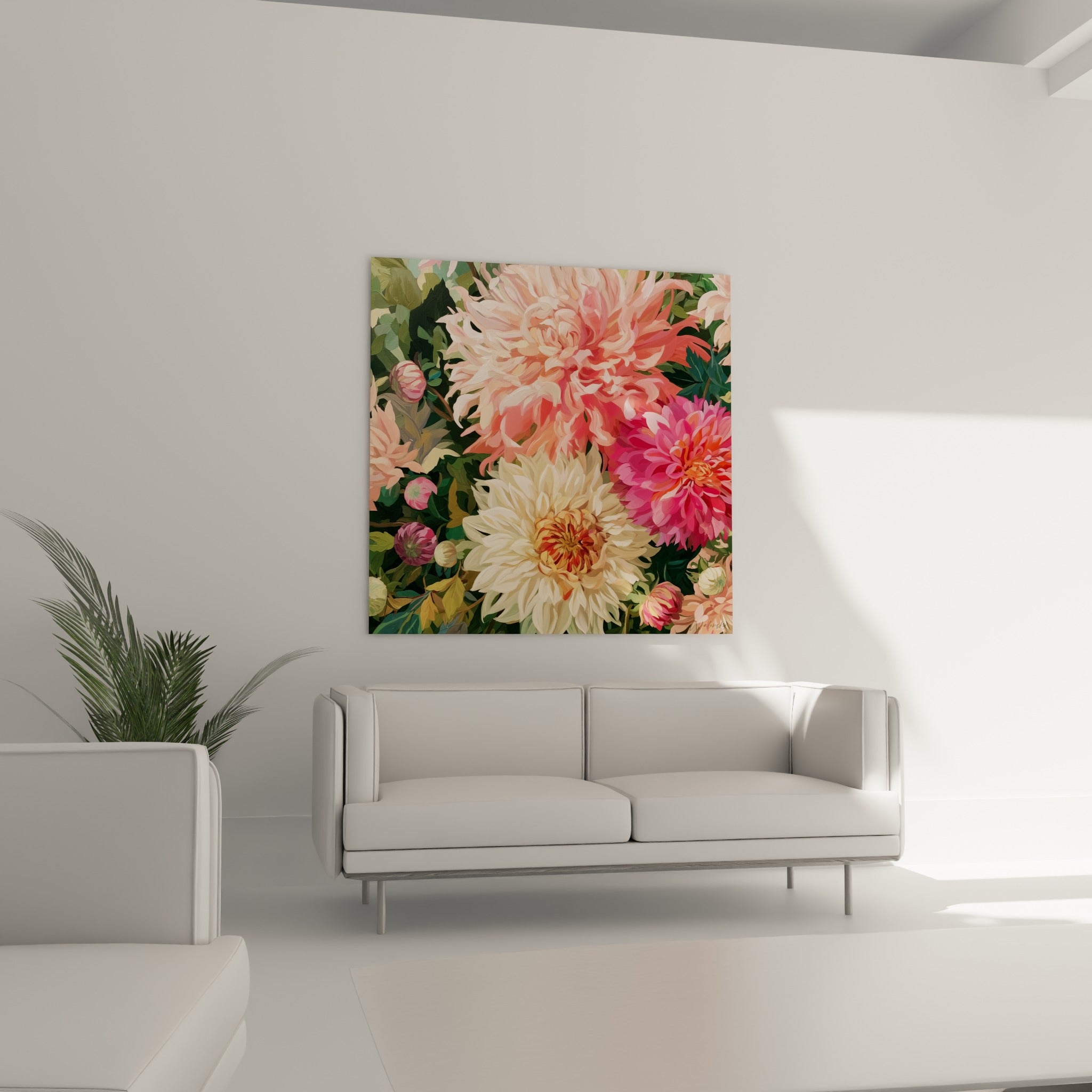 Dahlia corail et rose intense en pleine floraison, accroché au-dessus d'un canapé dans un salon lumineux