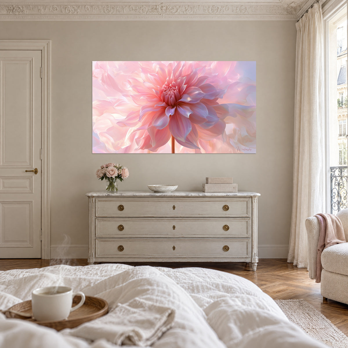Schilderij van een gepoederde roze corolla met violette reflecties en een koraalkleurig hart, tegenover een wit bed boven het bed in een lichte slaapkamer