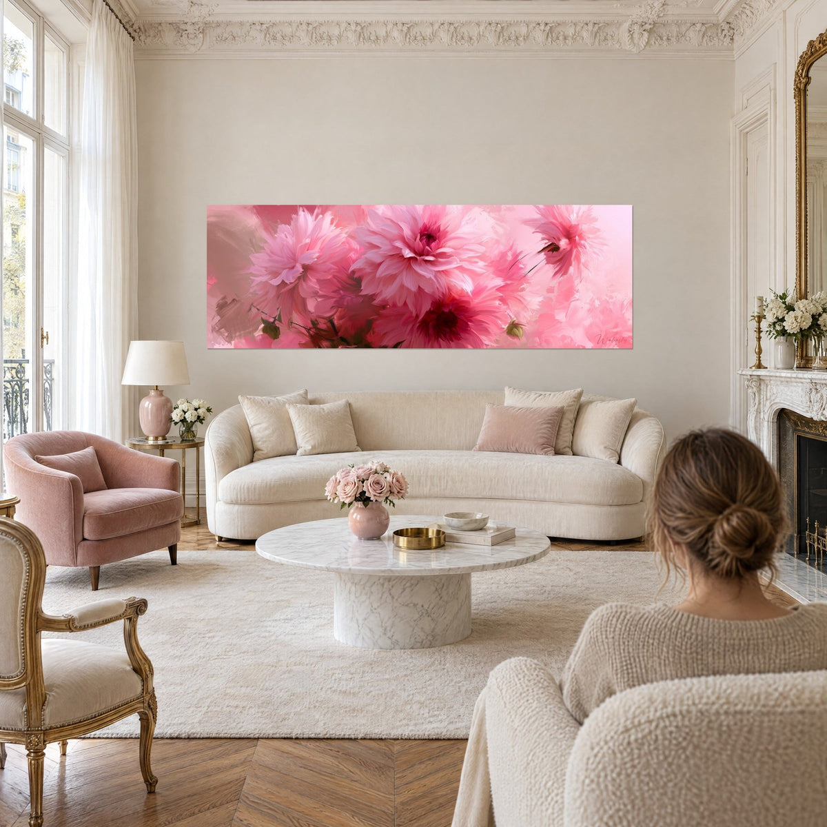 Πίνακας με dahlias σε χρώμα καραμέλας, με κρόσσια πέταλα, ματζέντα καρδιά και πουδραρισμένο ροζ φόντο, πάνω από έναν καναπέ σε φωτεινό σαλόνι