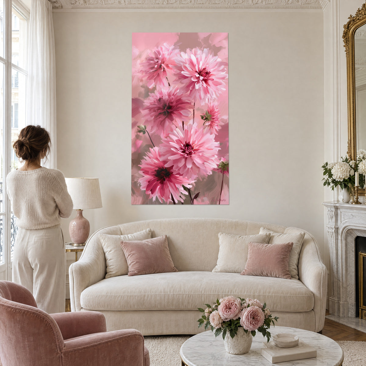 Quadro grappolo di dalie rosa dai cuori porpora, tocchi fucsia e fondo rosa antico, sopra un divano in un soggiorno luminoso
