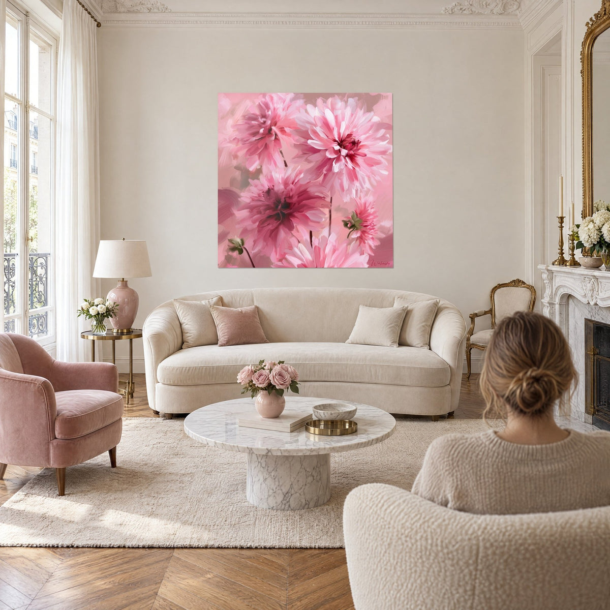Cuadro dalias rosas de pétalos arrugados, corazones magenta y fondo rosa polvo, encima de un sofá en un salón luminoso