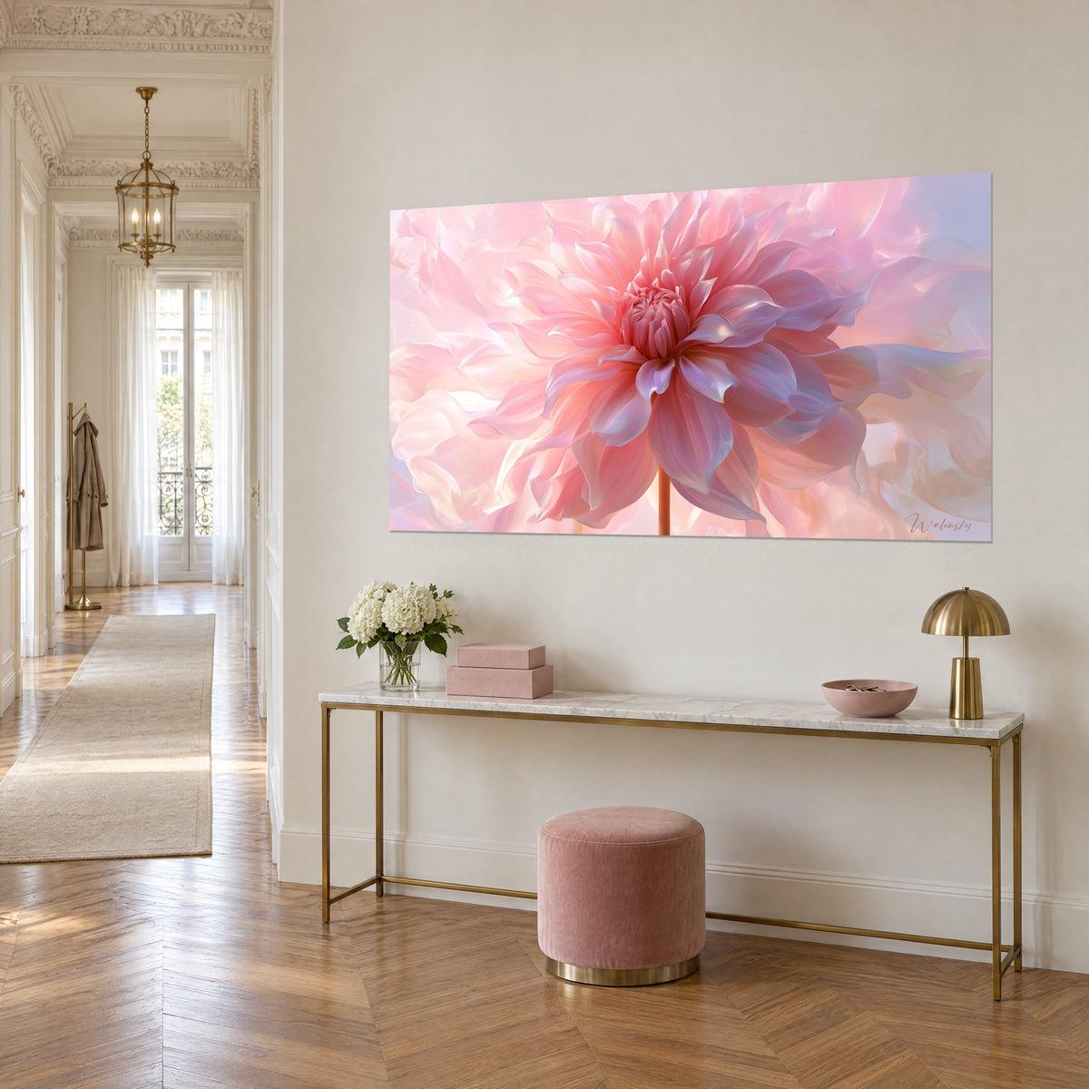 Schilderij van een volledig uitgebloeide bloem met wervelende roze en mauve bloemblaadjes, koperen steel, aan een beige muur boven een gouden console