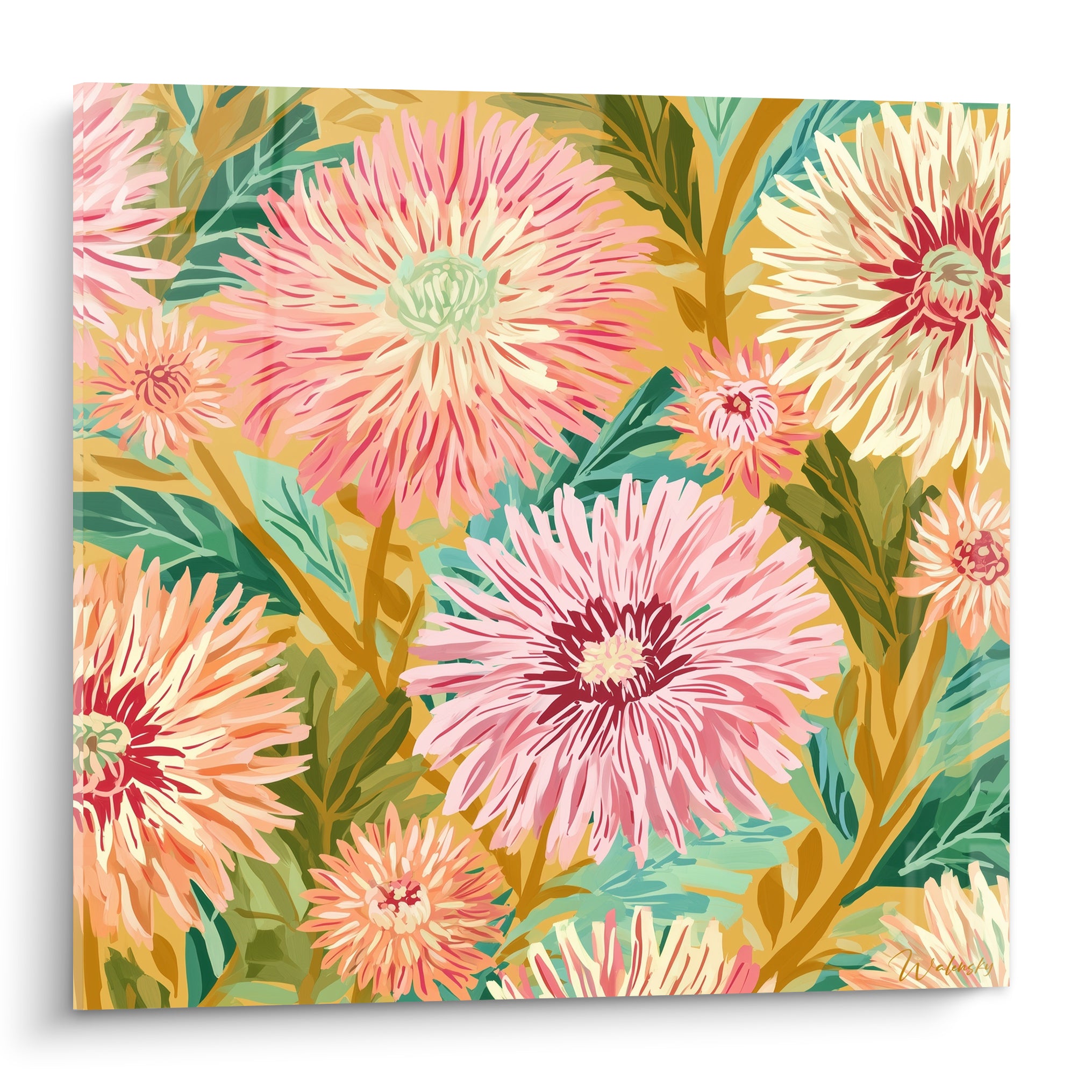 Dahlias roses et pêche aux cœurs bordeaux et verts s'épanouissent sur un fond ocre doré éclatant