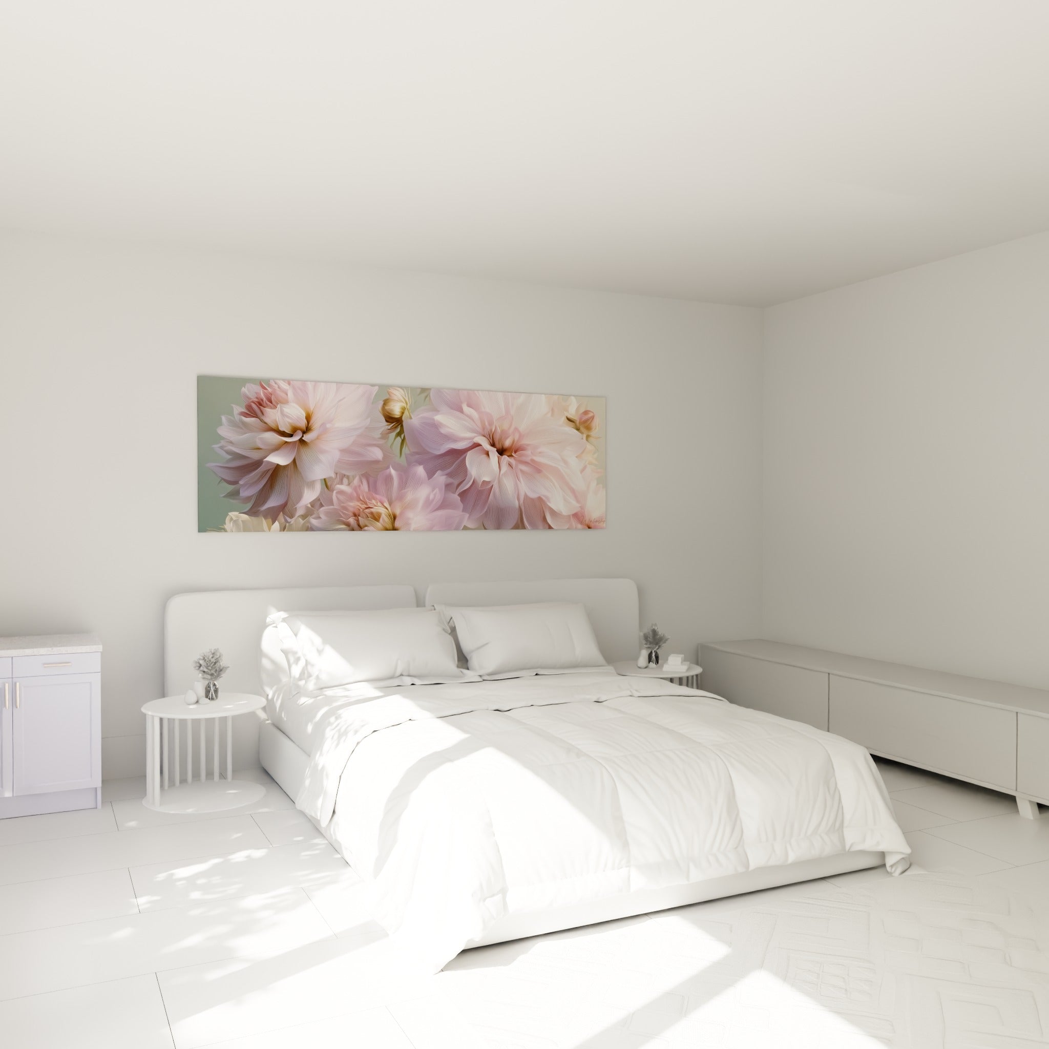 Bouquet de dahlias rose poudré et doré au-dessus d'un lit dans une chambre claire