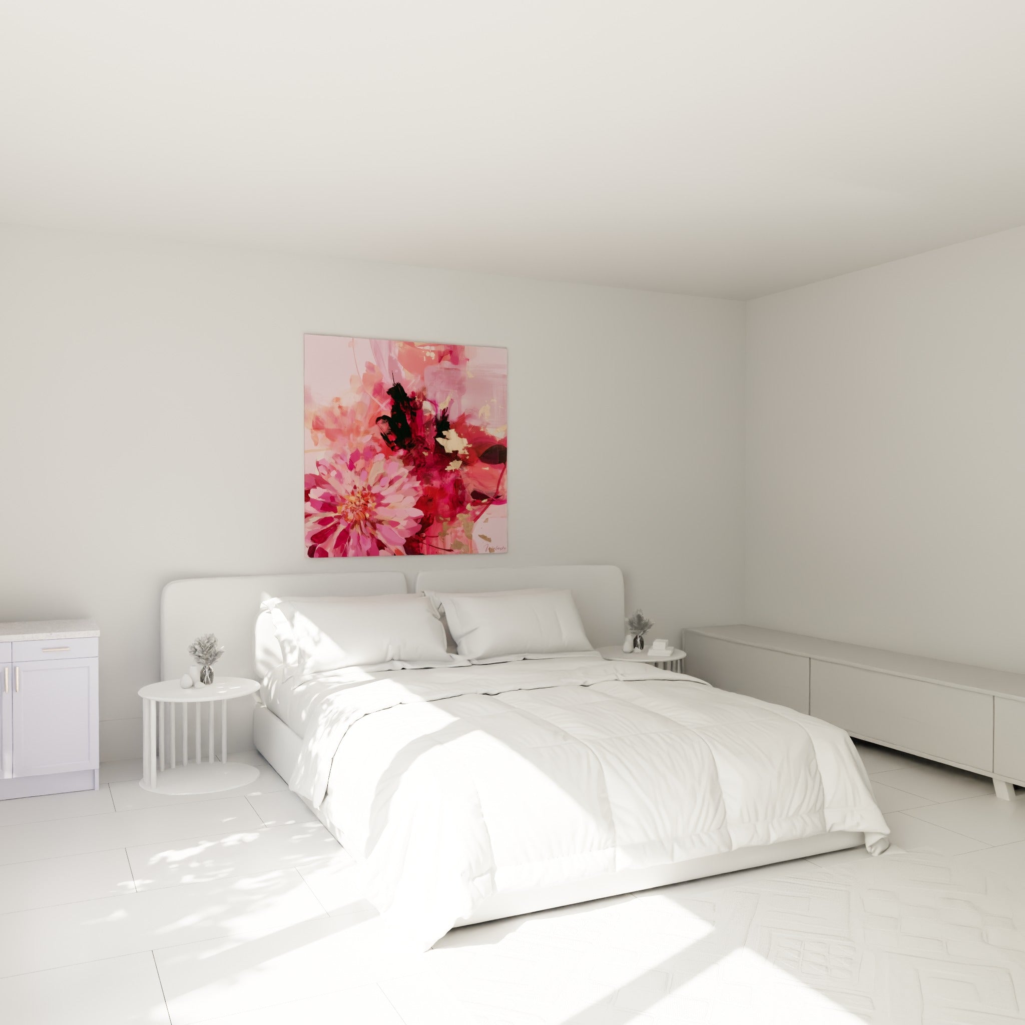 Dahlia rose poudré aux touches dorées et vertes, accroché au-dessus d'un lit dans une chambre claire