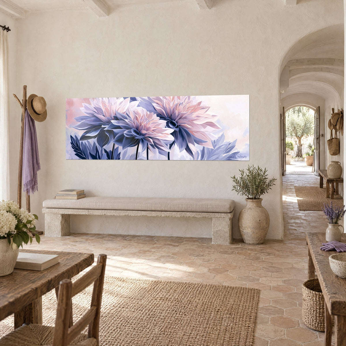 Tableau trois fleurs en éventail, pétales bleu pervenche et rose pâle, tiges noires, accrochées dans un couloir voûté du mas
