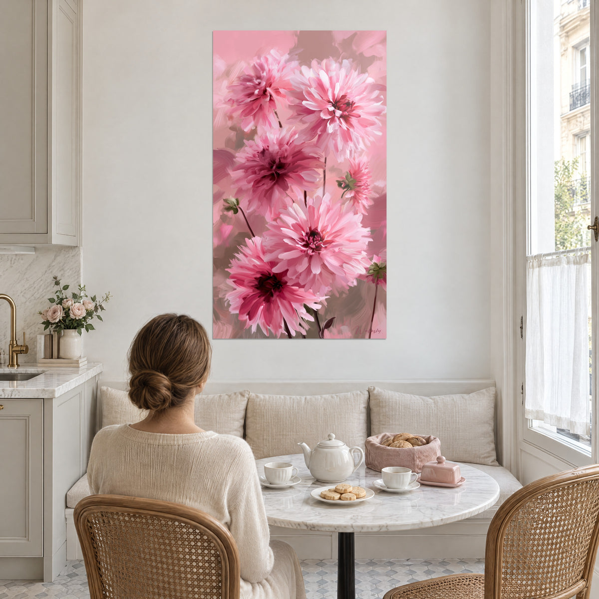 Quadro corolle di dalia rosa vivo e viola intenso in tocchi pittorici, vicino a un tavolo da colazione, salotto haussmanniano