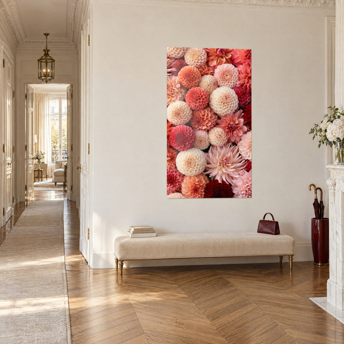 Tableau bouquet de fleurs ivoire, rose poudré et bordeaux, vu de trois-quarts, couloir haussmannien parqueté