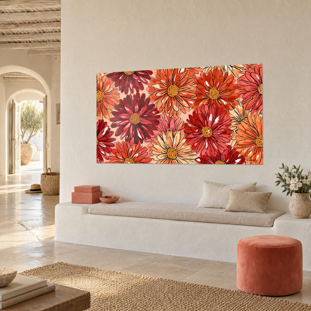 Tableau floraison de marguerites carmin et abricot aux contours noirs, cœurs dorés, sur un mur blanc près d'une banquette en pierre