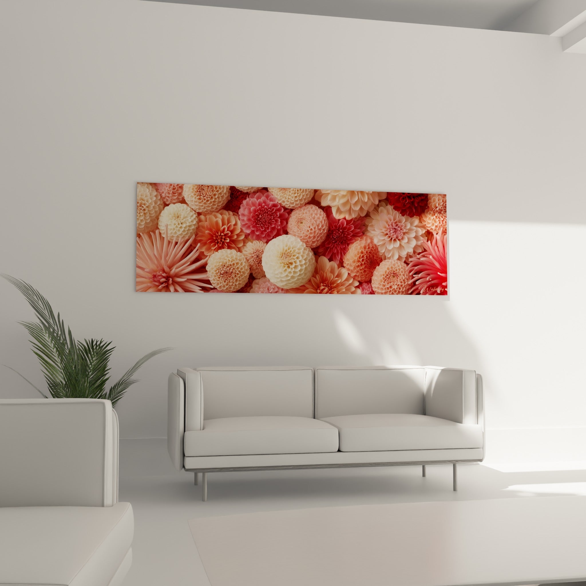 Bouquet dense de dahlias corail et ivoire disposé au-dessus d'un canapé dans un salon lumineux