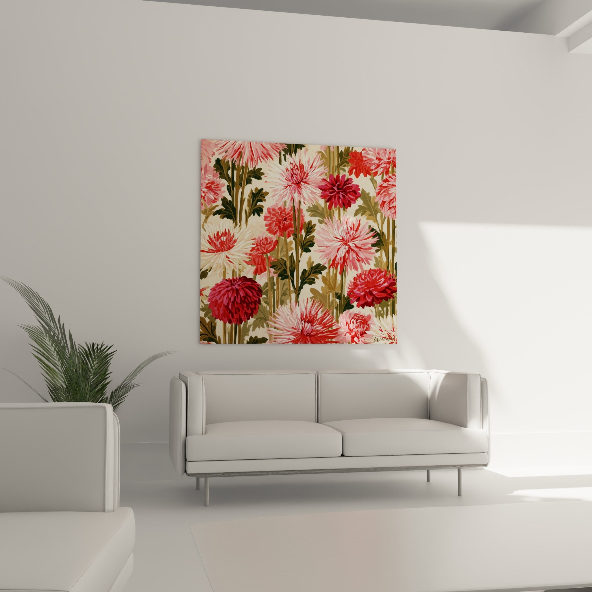 Bouquet de dahlias rouges et roses aux pétales effilés au-dessus d'un canapé dans un salon lumineux
