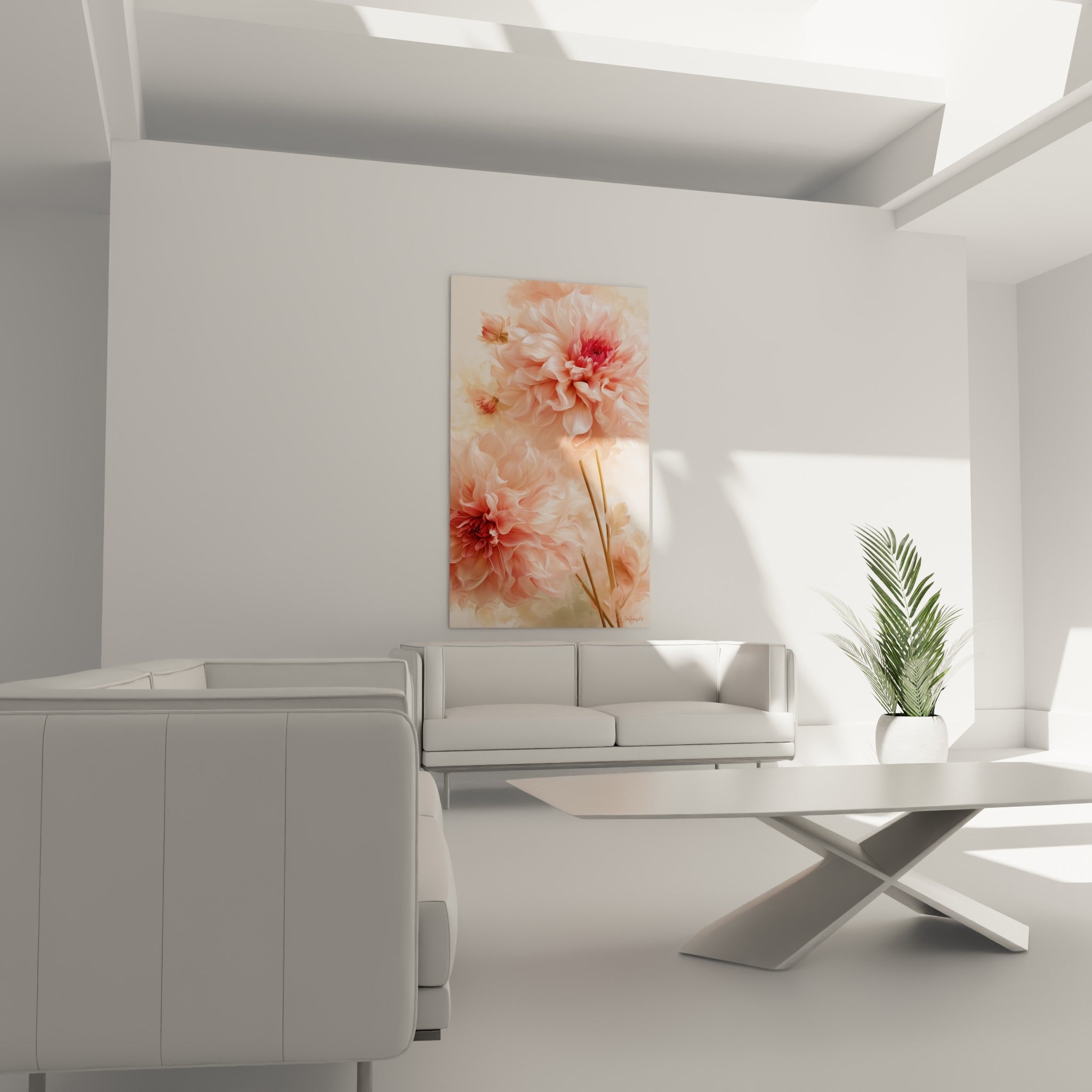 Corolles de dahlia rose et corail aux tiges dorées accrochées au-dessus d'un canapé dans un salon lumineux
