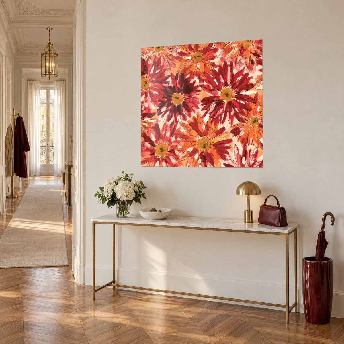 Schilderij levendige bloemen met vermiljoenrode en abrikozenkleurige bloemblaadjes, omlijnd met zwarte streken, aan een beige muur, gang in Haussmann-stijl