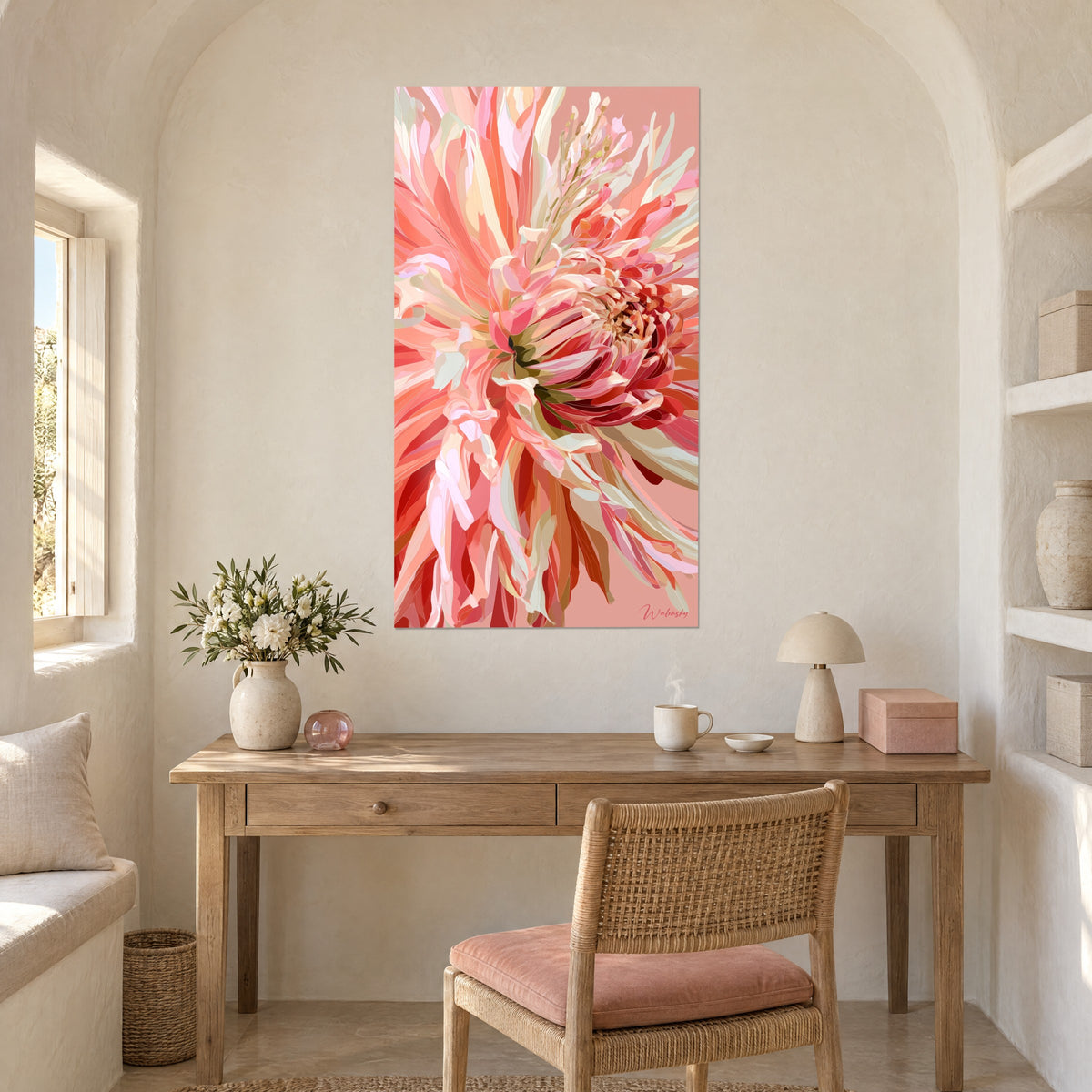 Quadro corolla vegetale dai tocchi verde oliva, corallo e bianco sporco, sopra una scrivania in legno chiaro accanto a una nicchia a volta