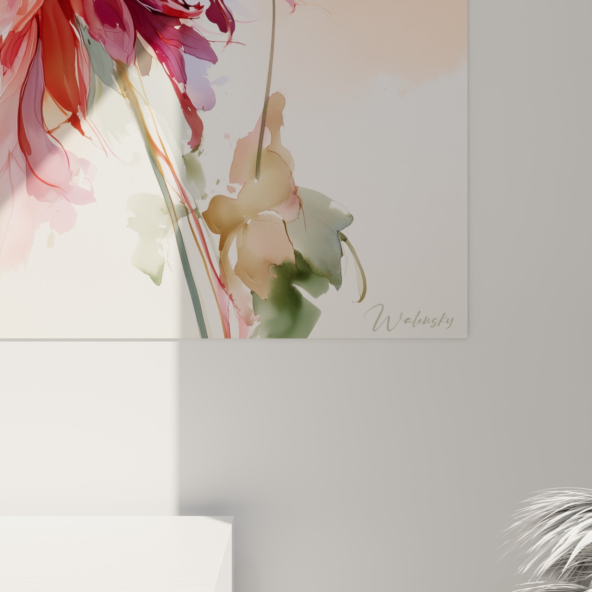 Grain aquarelle visible sur les pétales corail et bordeaux, coulures fines et transparence des teintes du dahlia