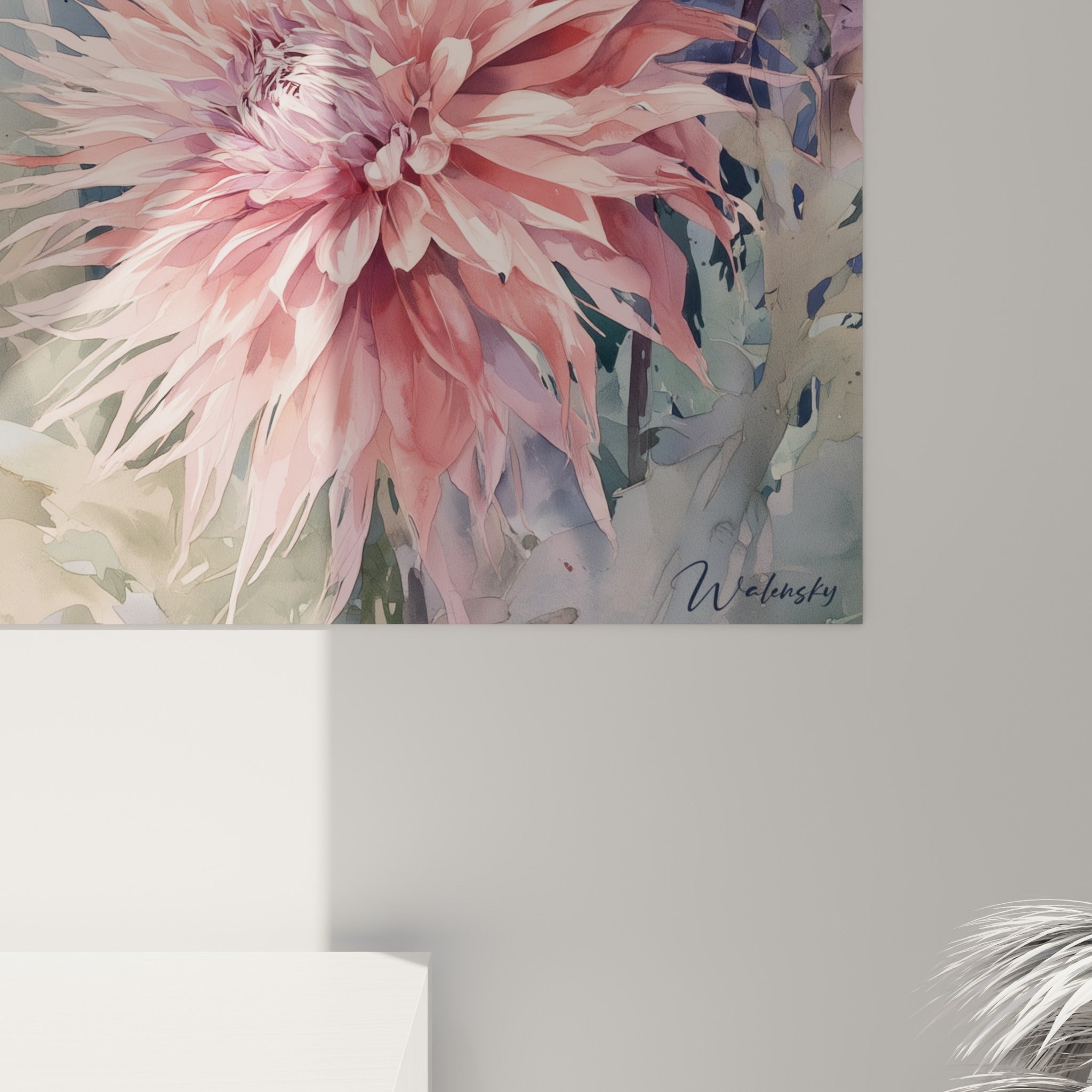 Empâtements aquarelle et coulures roses, mauves et vertes visibles sur les pétales du dahlia en gros plan