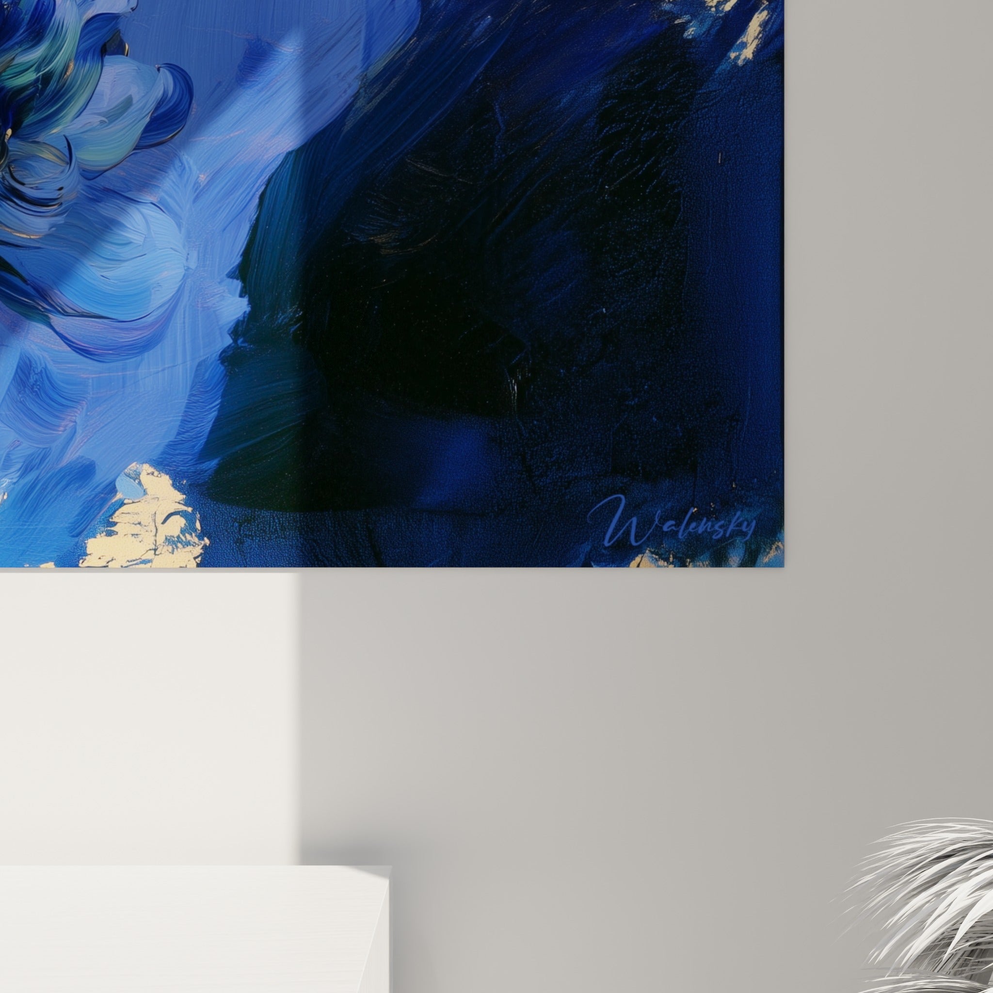 Empâtements bleu marine et éclats dorés visibles de près, matière picturale texturée aux coulures fines