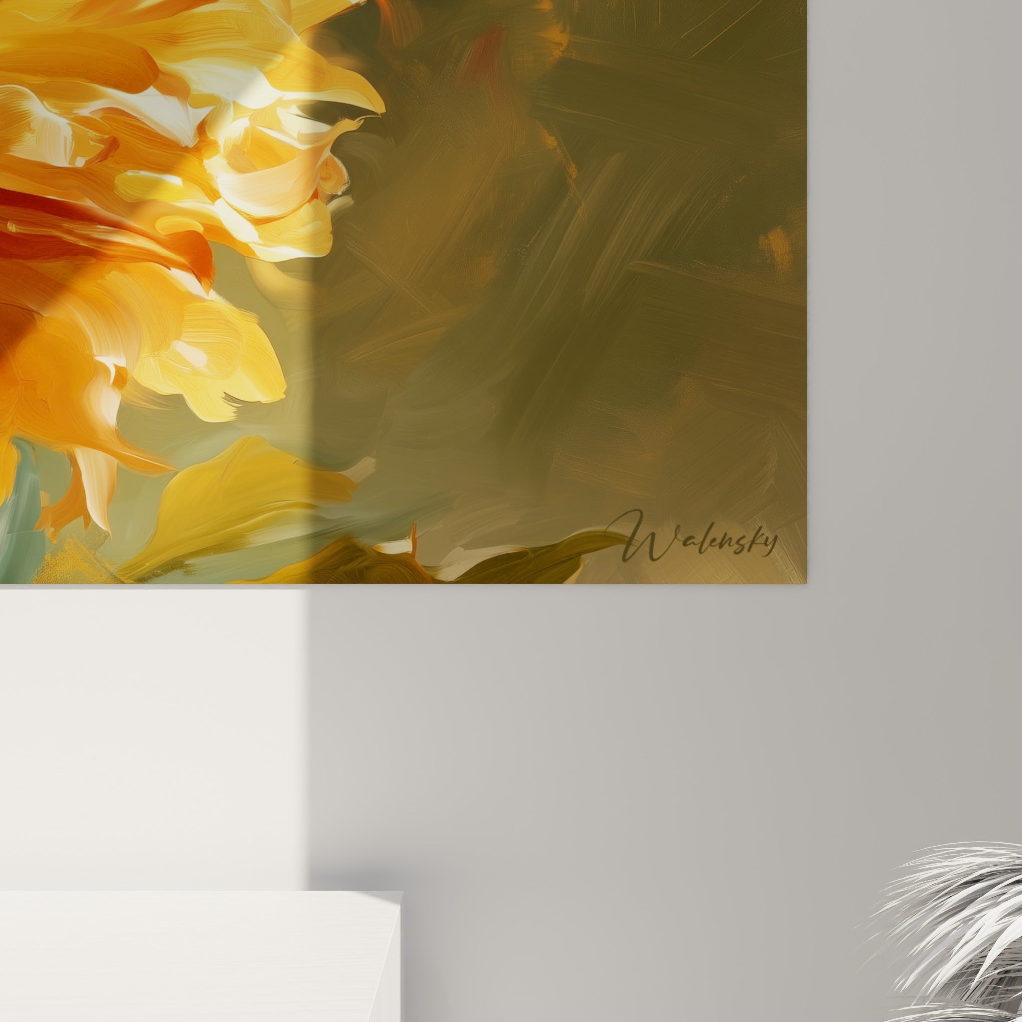 Empâtements et coulures orange et dorées visibles sur la toile, grain texturé du dahlia peint