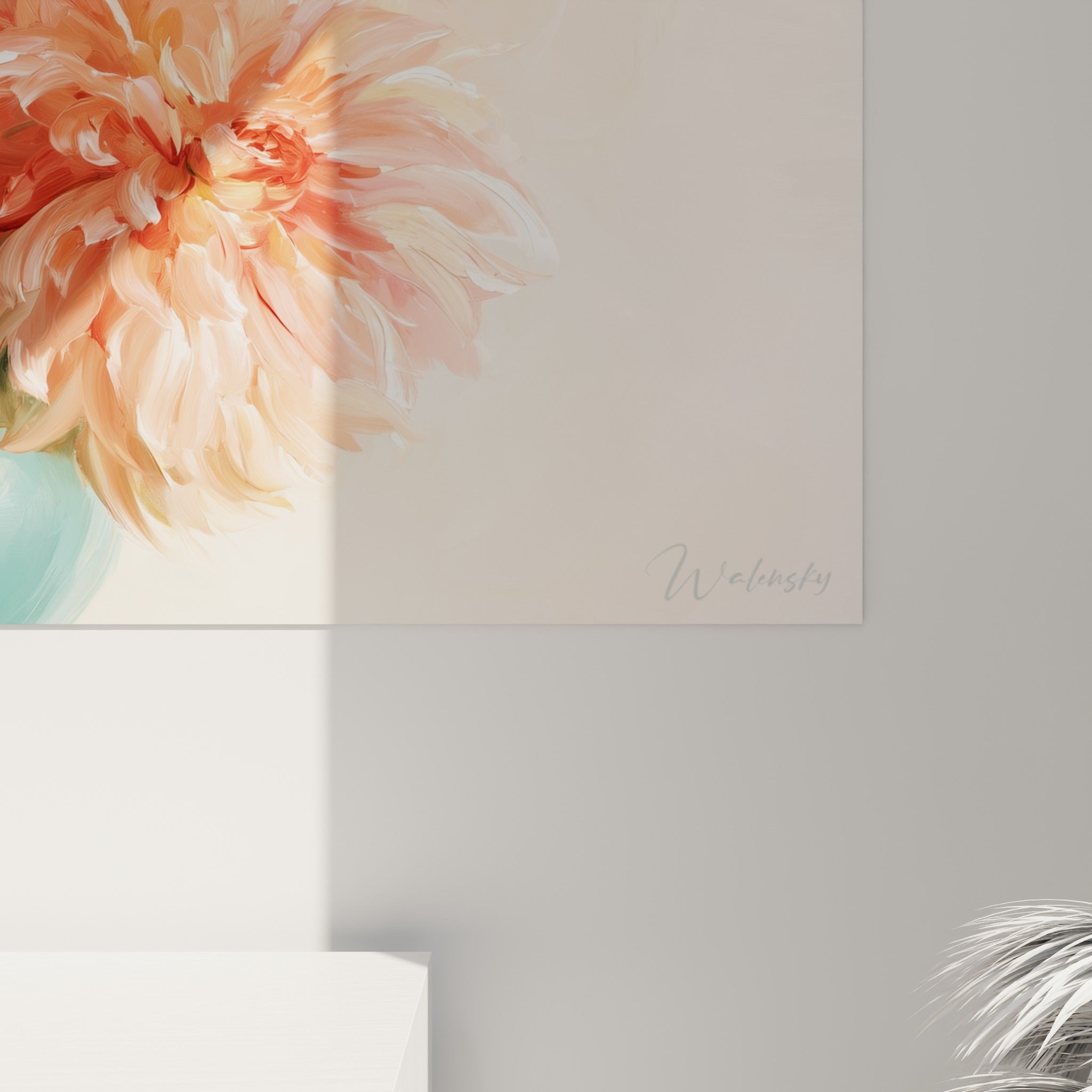 Empâtements roses et crème des pétales de dahlia, matière épaisse et reflets turquoise du vase en gros plan