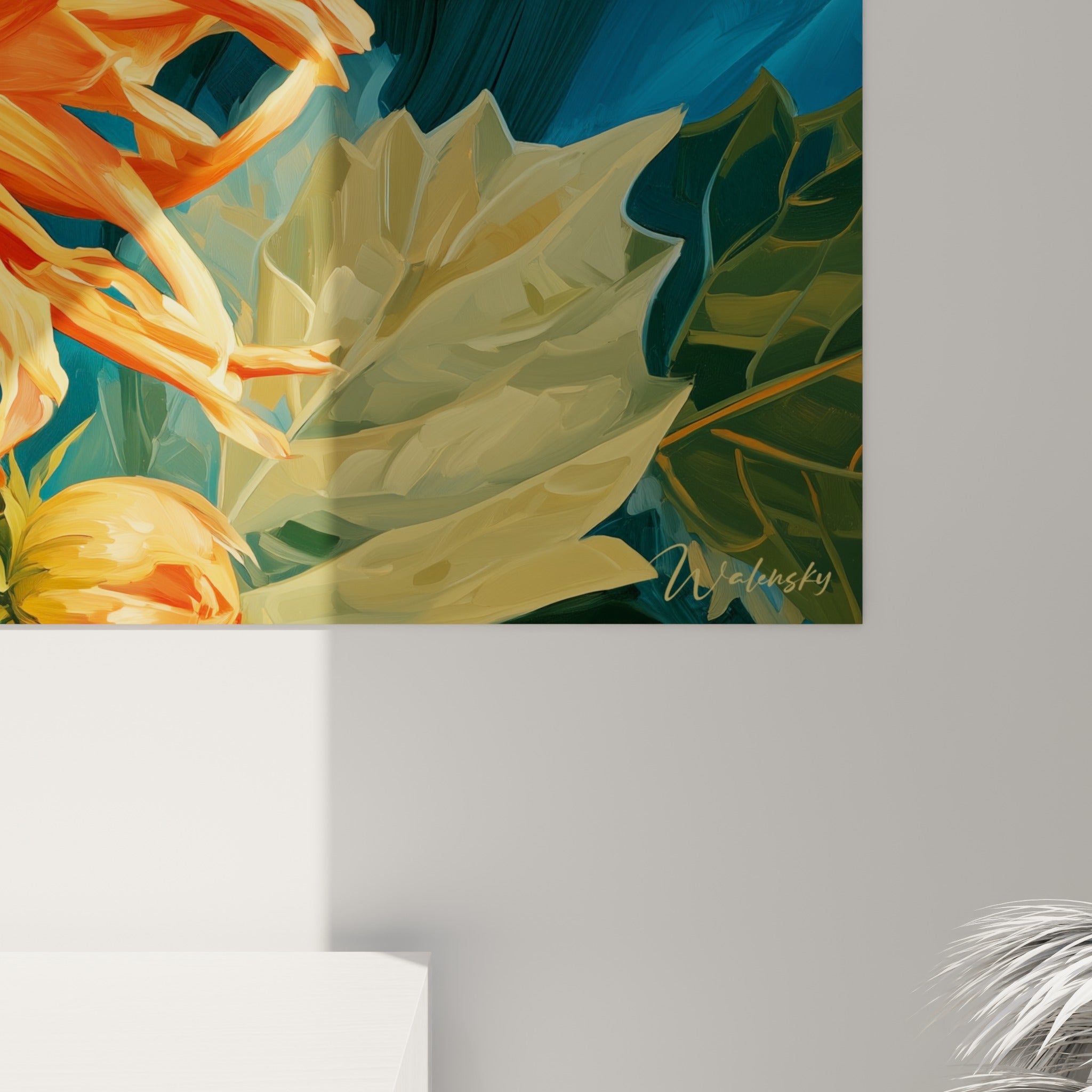 Empâtements orange et dorés du dahlia contrastant avec les coulures bleu sarcelle en gros plan