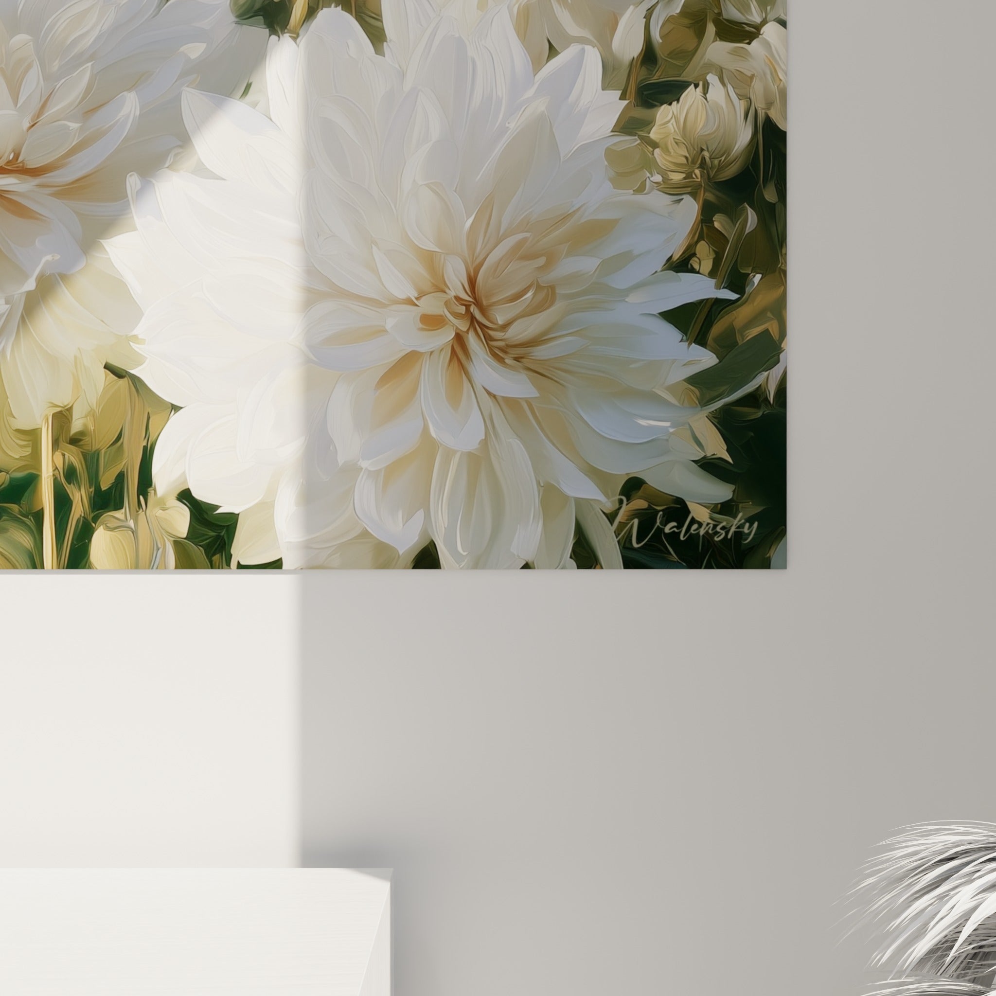 Matière picturale des pétales blancs et dorés du dahlia, empâtements visibles et touches crème mêlées