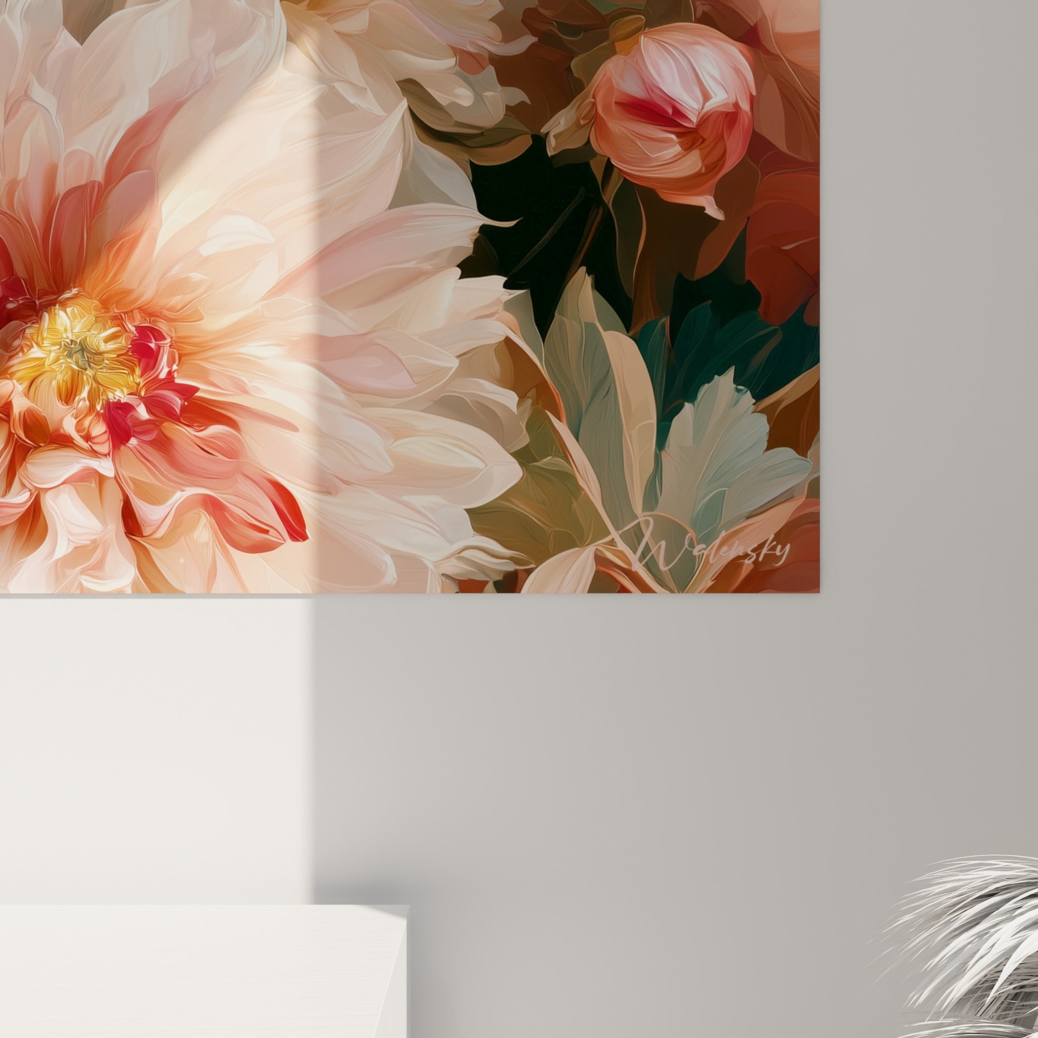 Empâtements de peinture révélant les pétales blancs et corail des dahlias en gros plan
