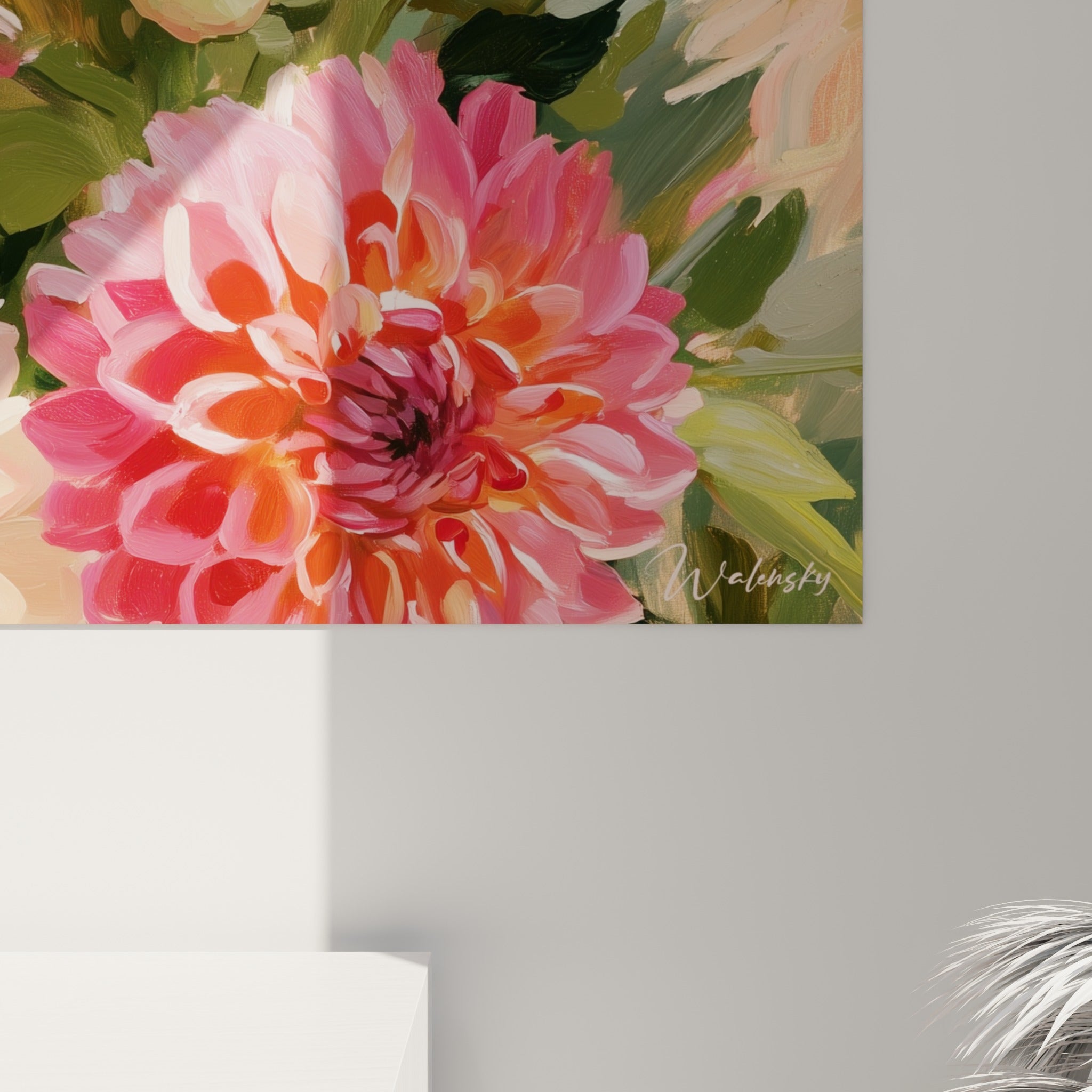 Empâtements de peinture saumon et rose fuchsia visibles sur les pétales du dahlia, texture picturale rapprochée