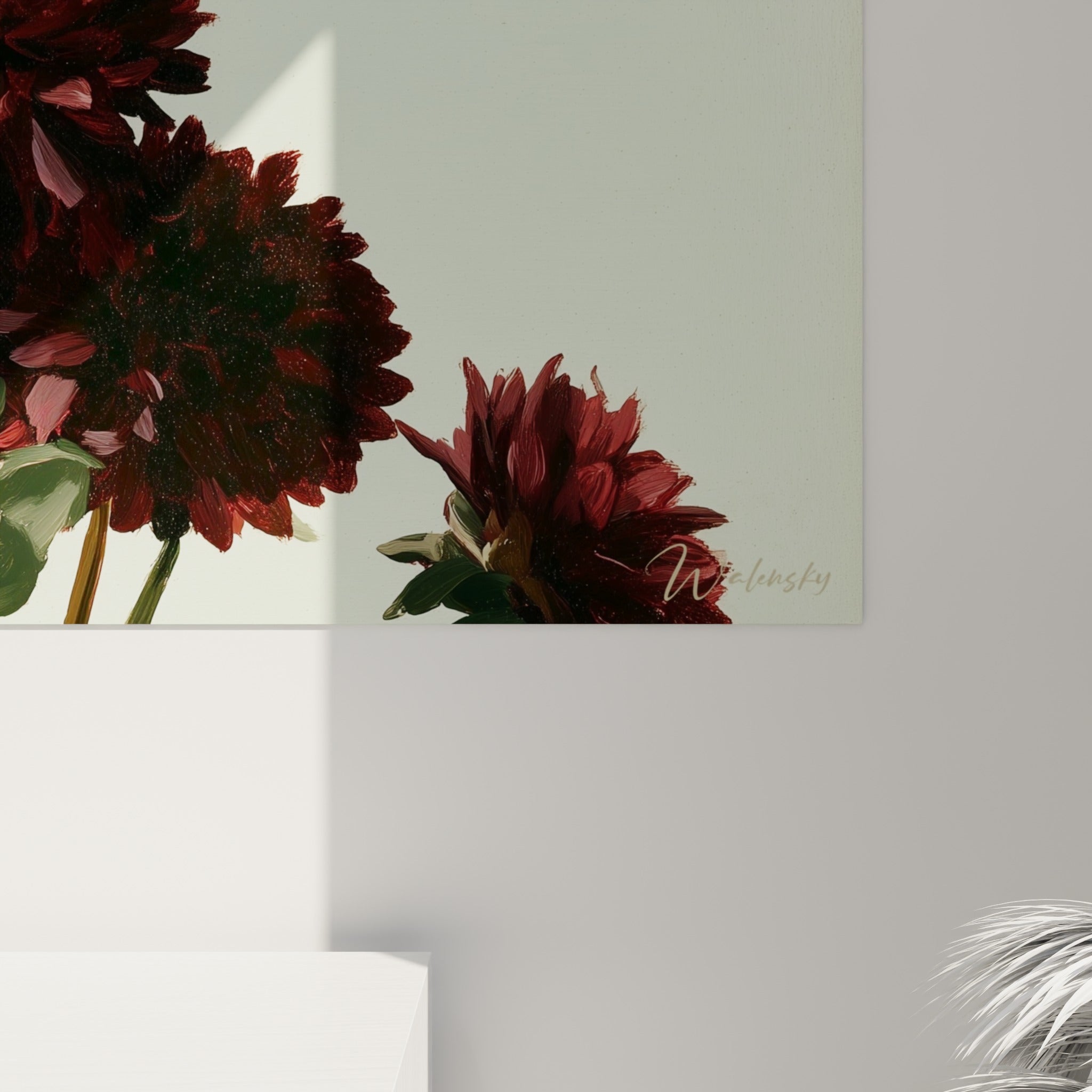 Grain pictural des dahlias bordeaux avec touches vert olive et empâtements visibles sur la toile