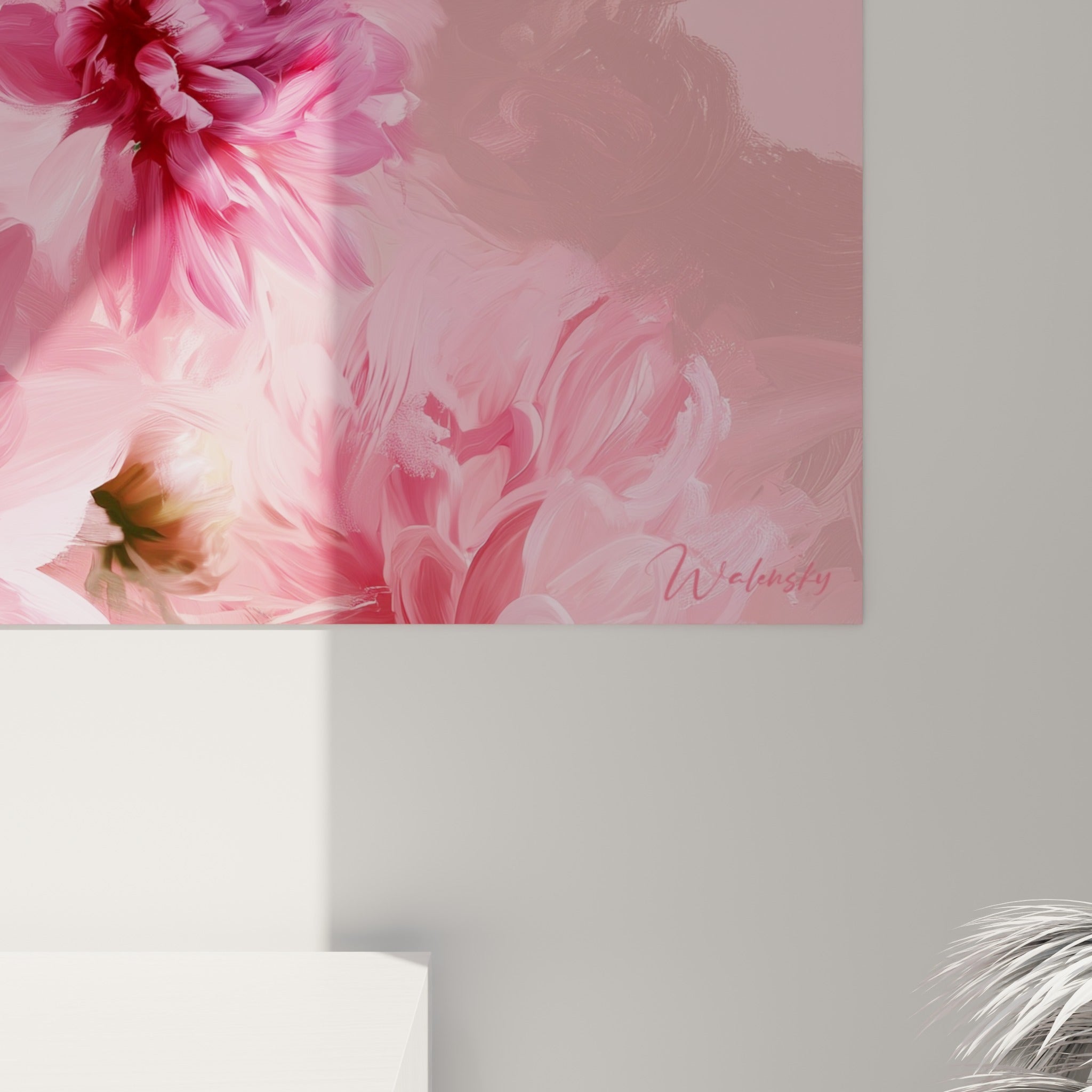 Empâtements et coulures roses visibles sur les pétales de dahlia, cœurs pourpres texturés