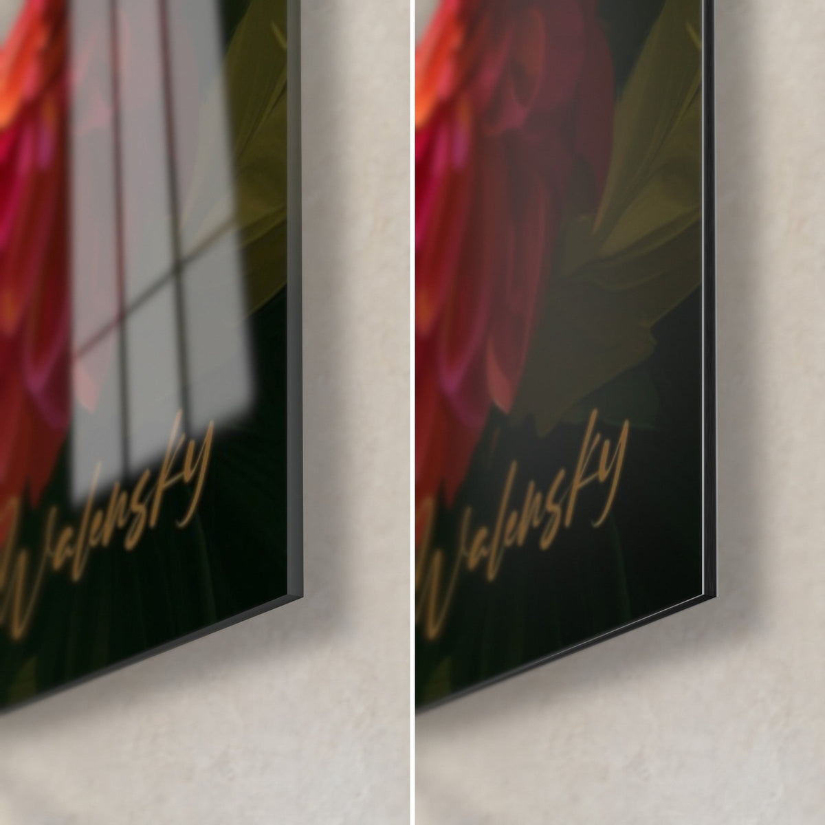 Quadro dalia dai petali rosa vivo su fondo verde profondo, firma dorata, angolo in basso a destra in vetro lucido e Dibond opaco, spessore 3 mm
