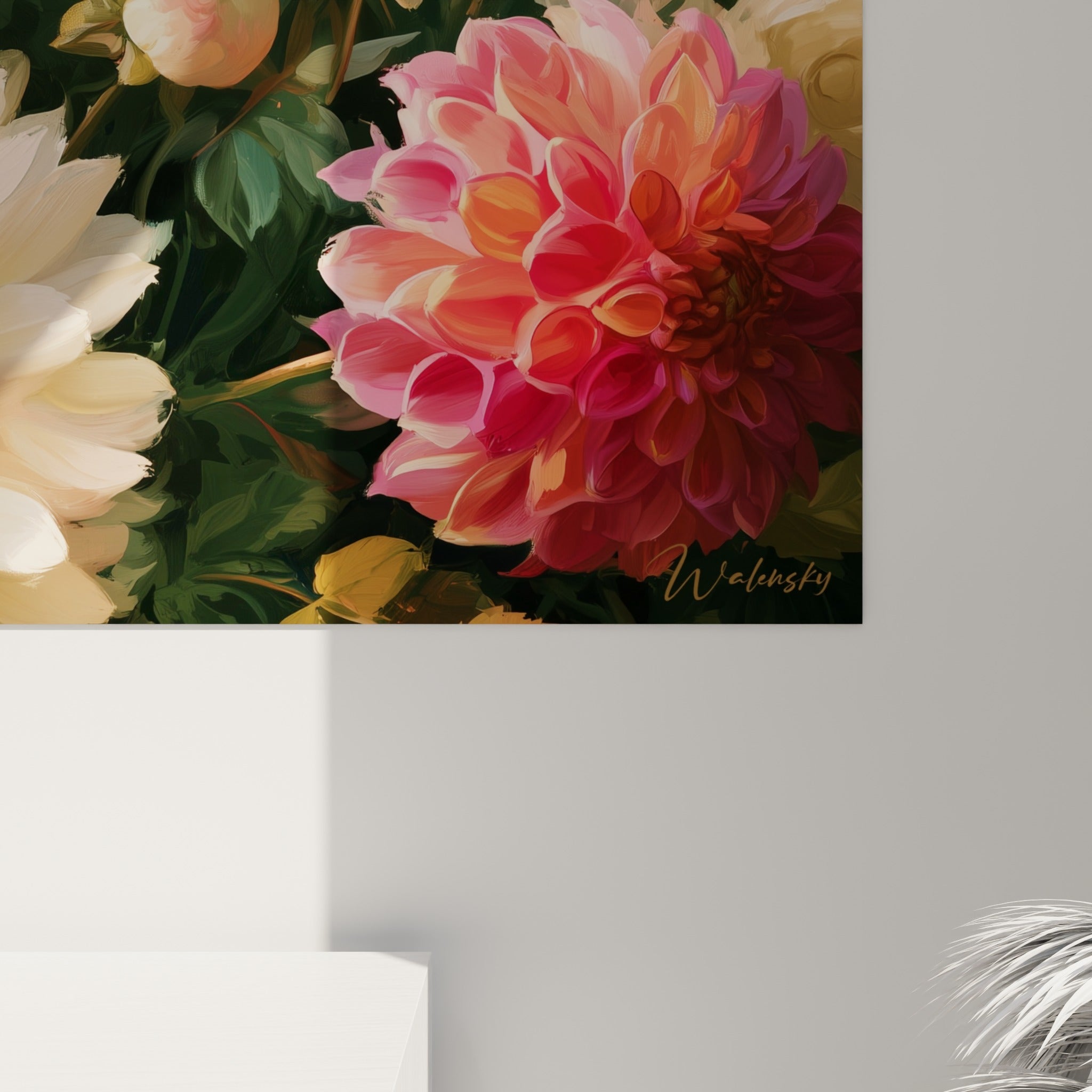 Empâtements de peinture crème et rose corail révélant la texture veloutée des pétales de dahlia