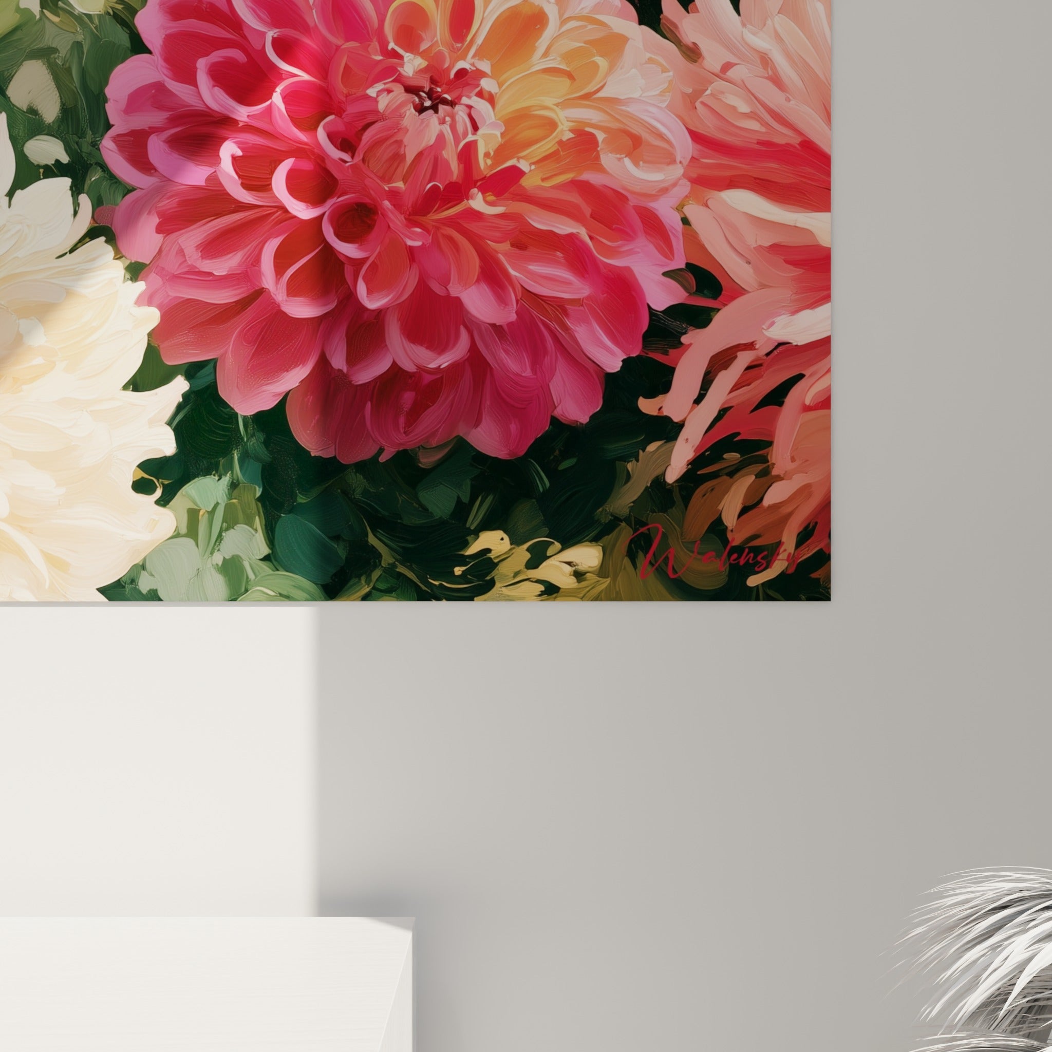 Pétales de dahlia crème et rose capturant les empâtements et coulures de peinture texturée
