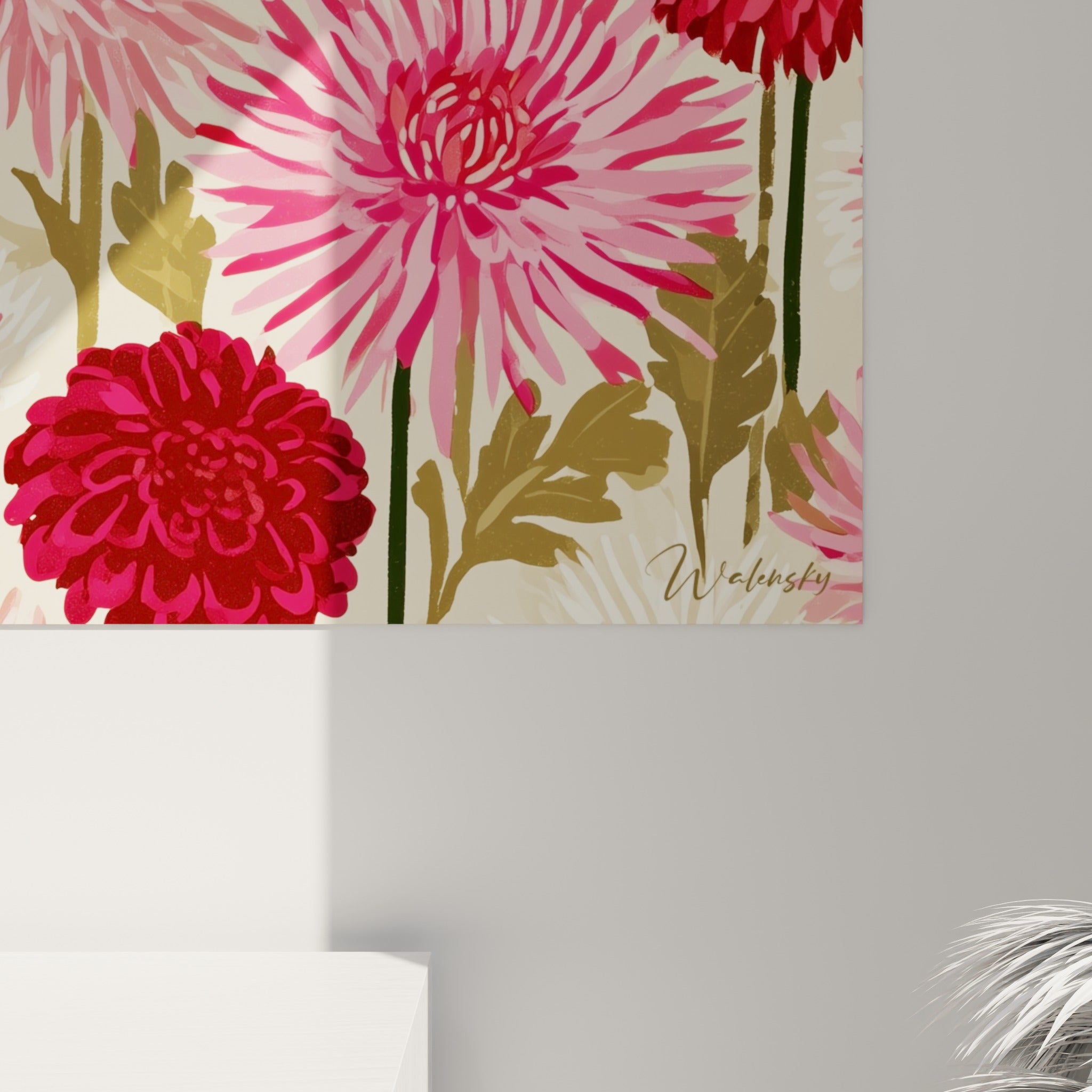 Pétales de dahlia striés en rose poudré et rouge profond, texture peinte visible de près